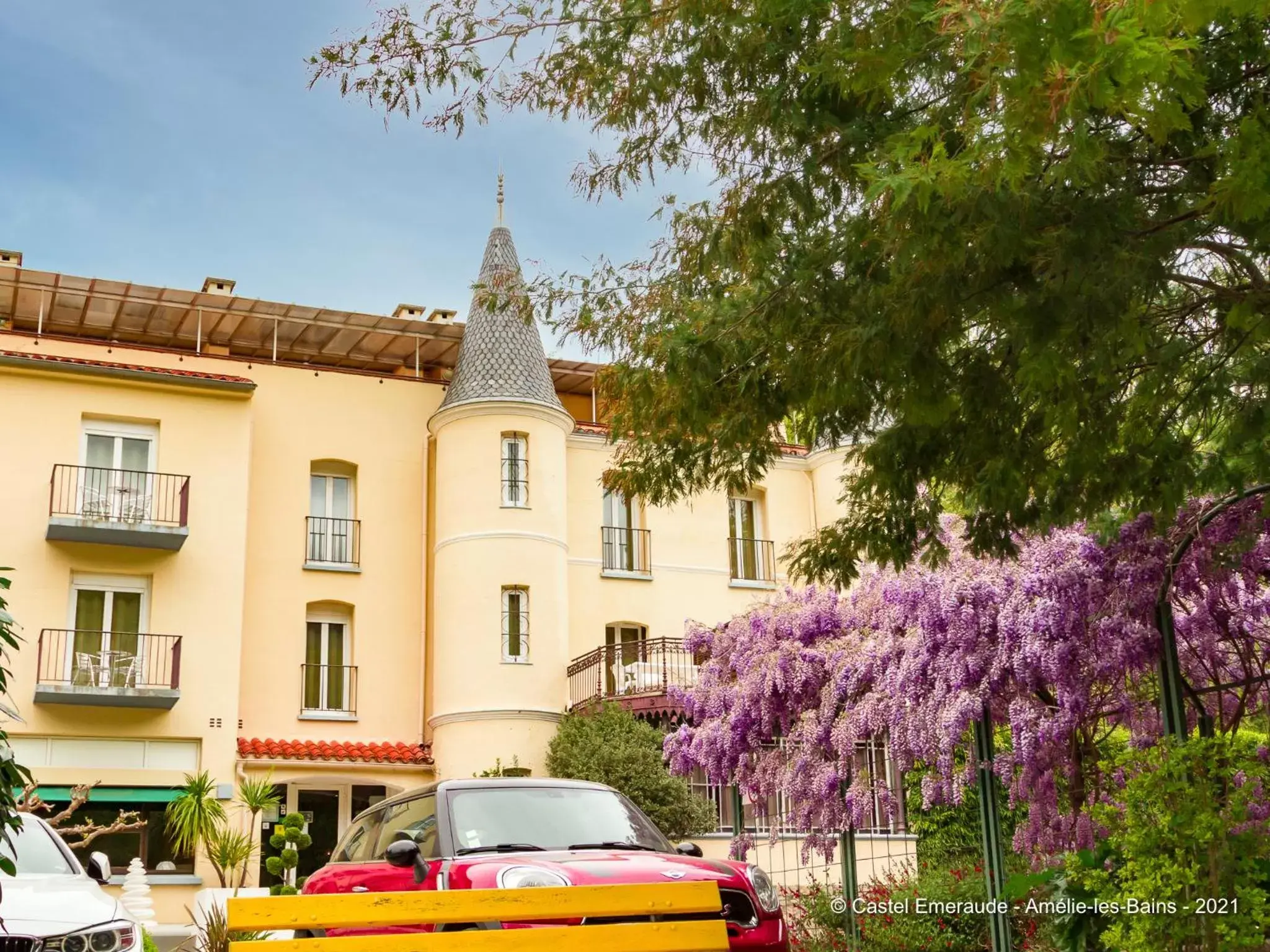 Property building in Appart'Hotel Castel Emeraude, Charme et Caractère