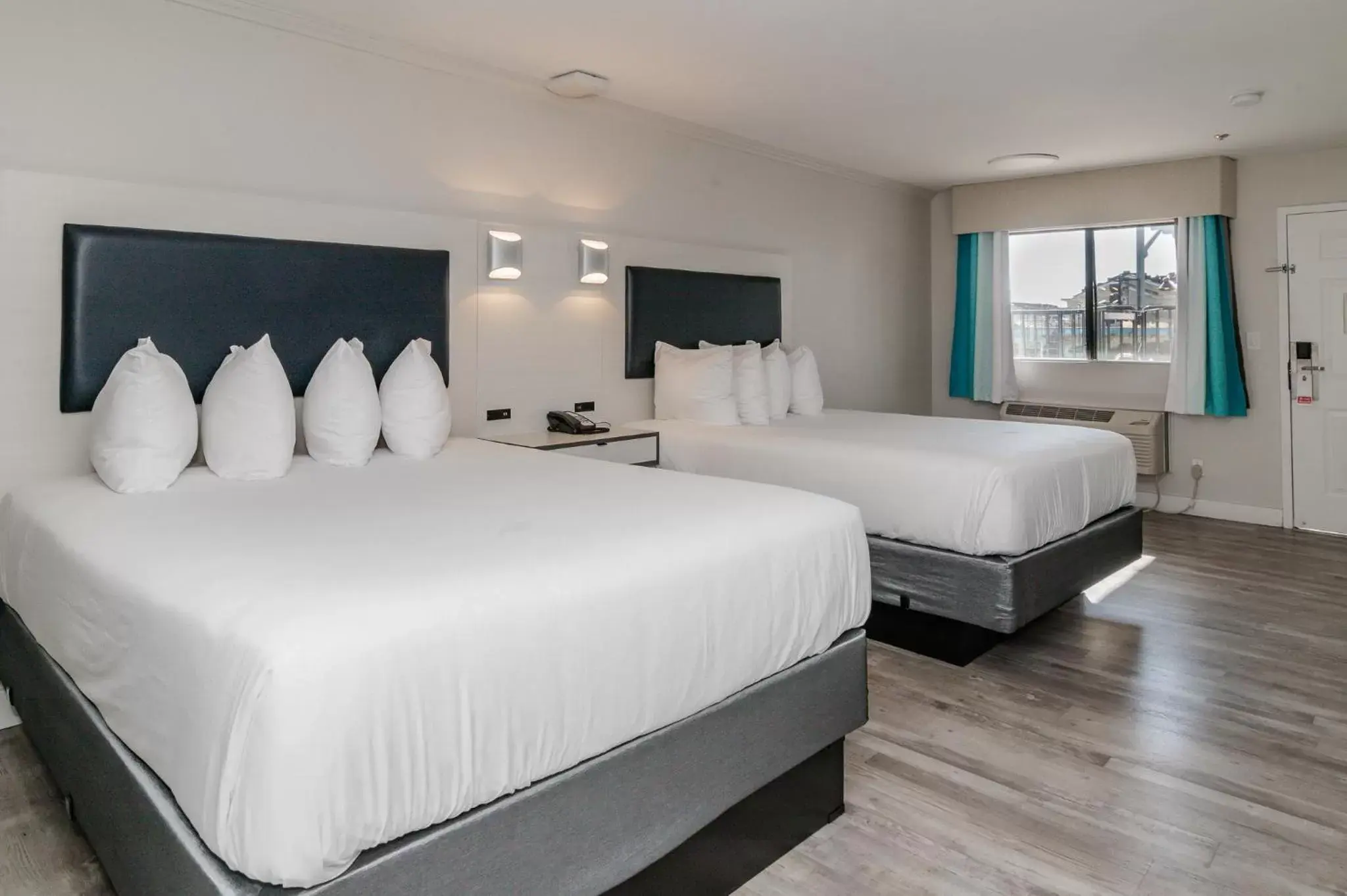 Deluxe Queen Room with Two Queen Beds in Art Hotel Laguna Beach