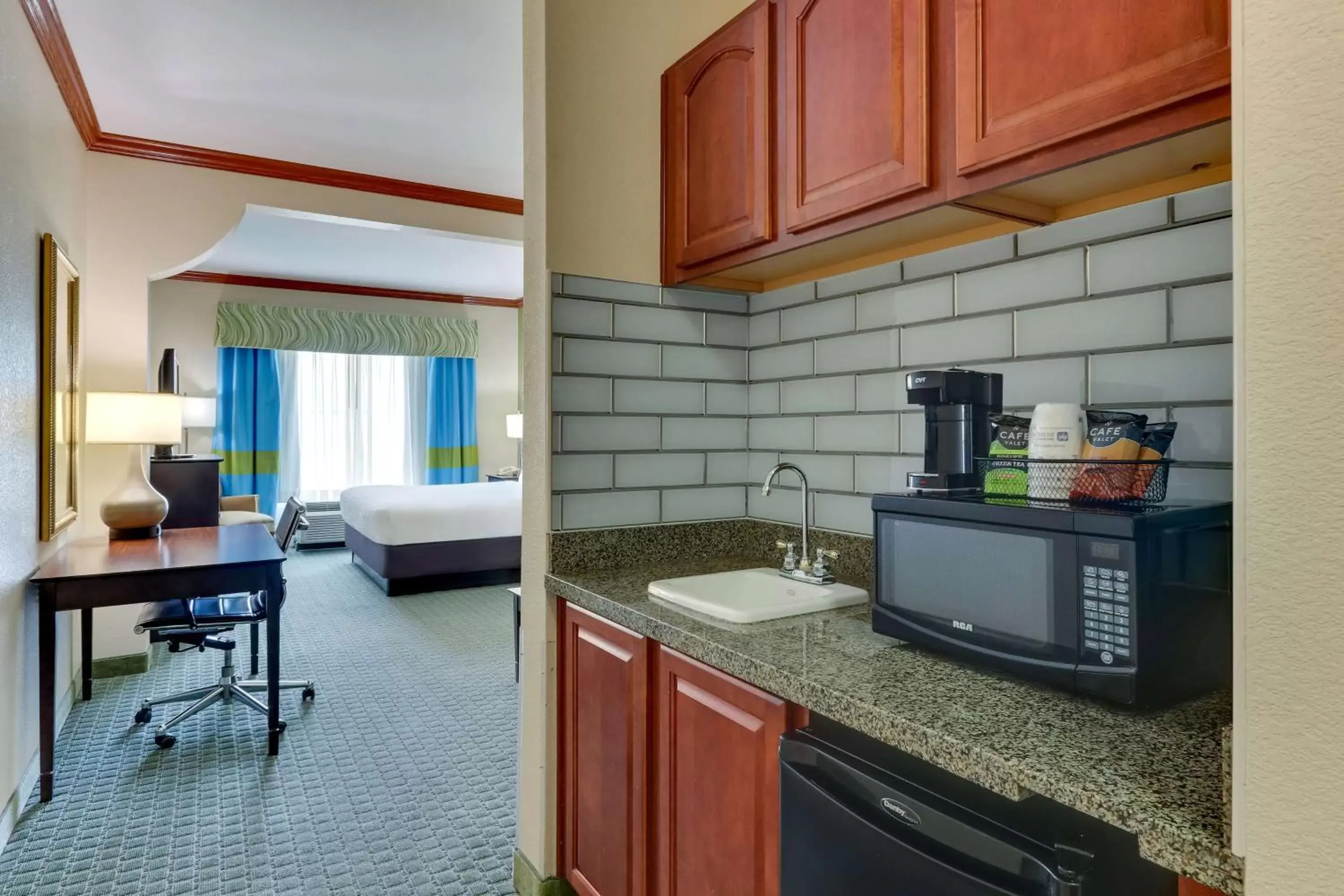 Bedroom, Kitchen/Kitchenette in Best Western Plus Woodway Waco South Inn & Suites
