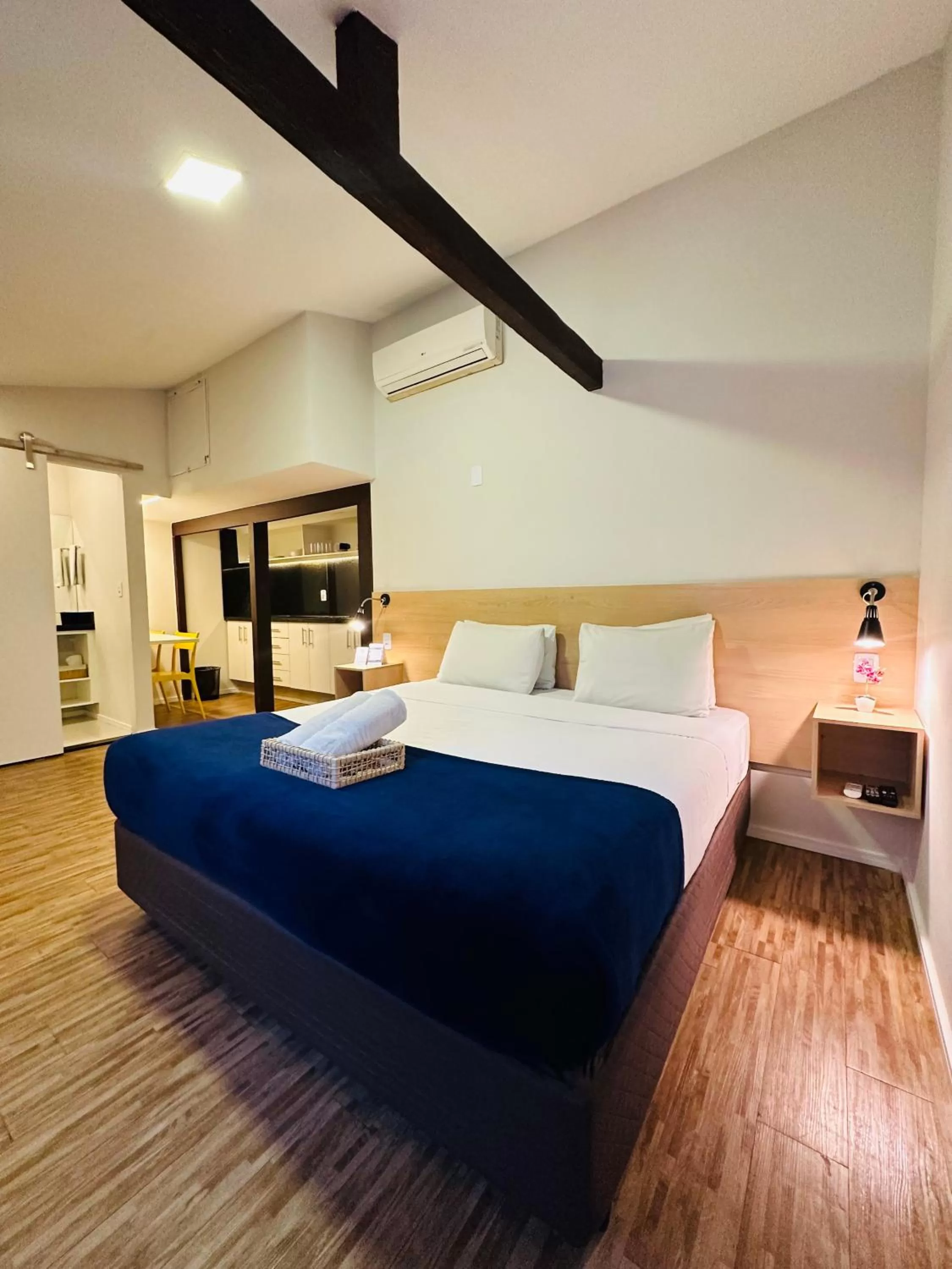 Photo of the whole room, Bed in Injoy Suítes & Aparts