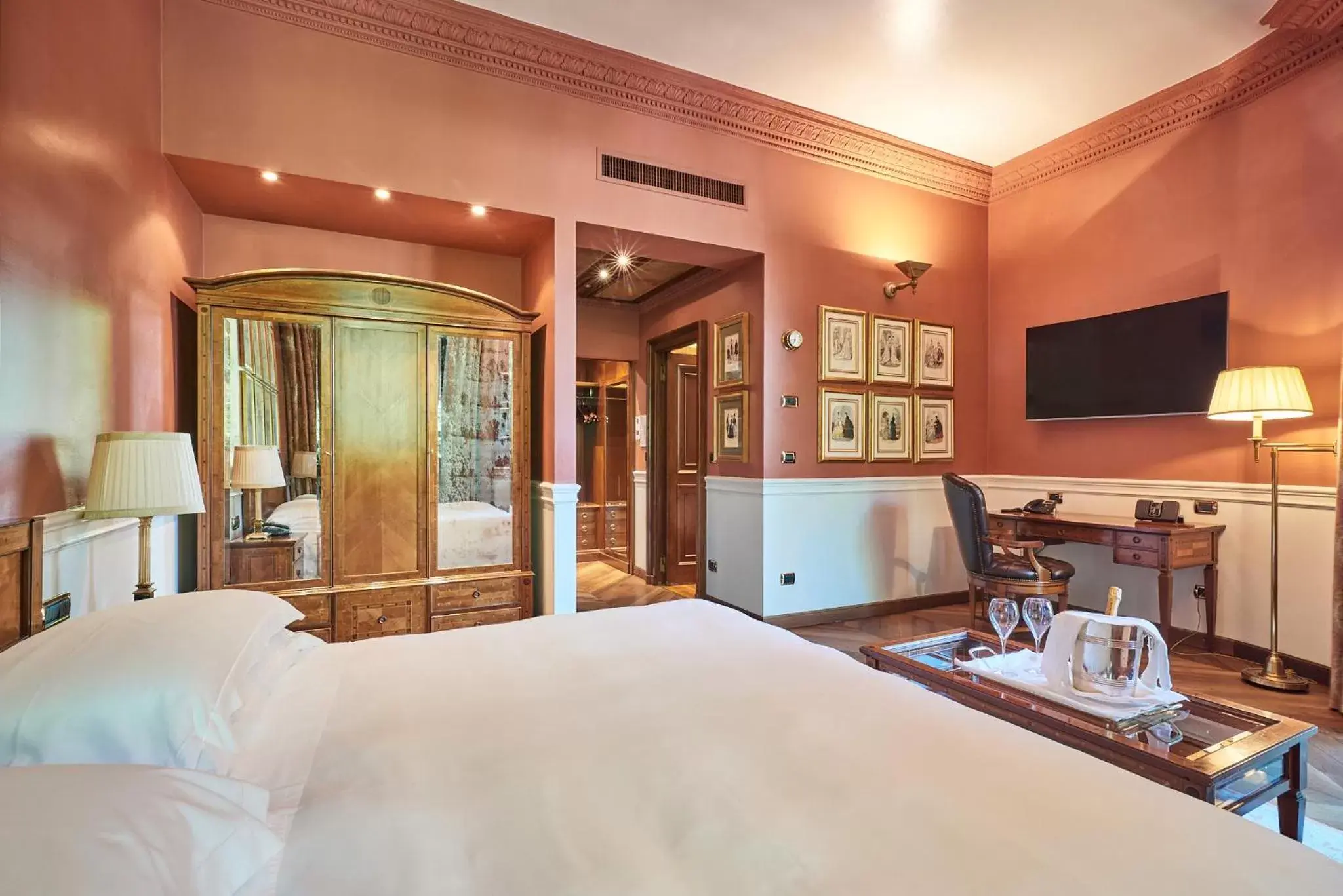 Bed in Hotel de la Ville Monza - Small Luxury Hotels of the World