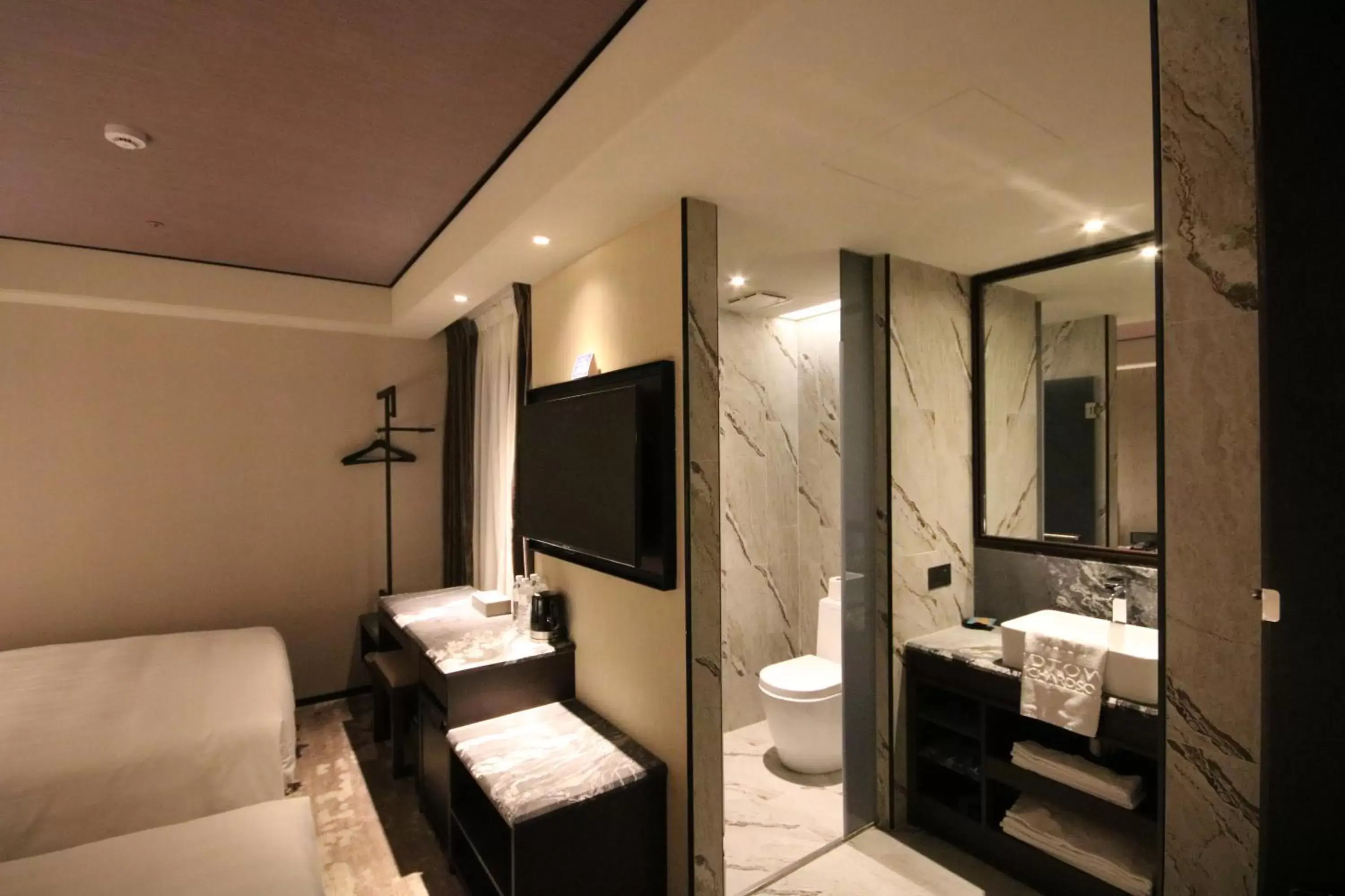 Bedroom, Bathroom in Hotel Midtown Richardson - Kaohsiung Bo'ai