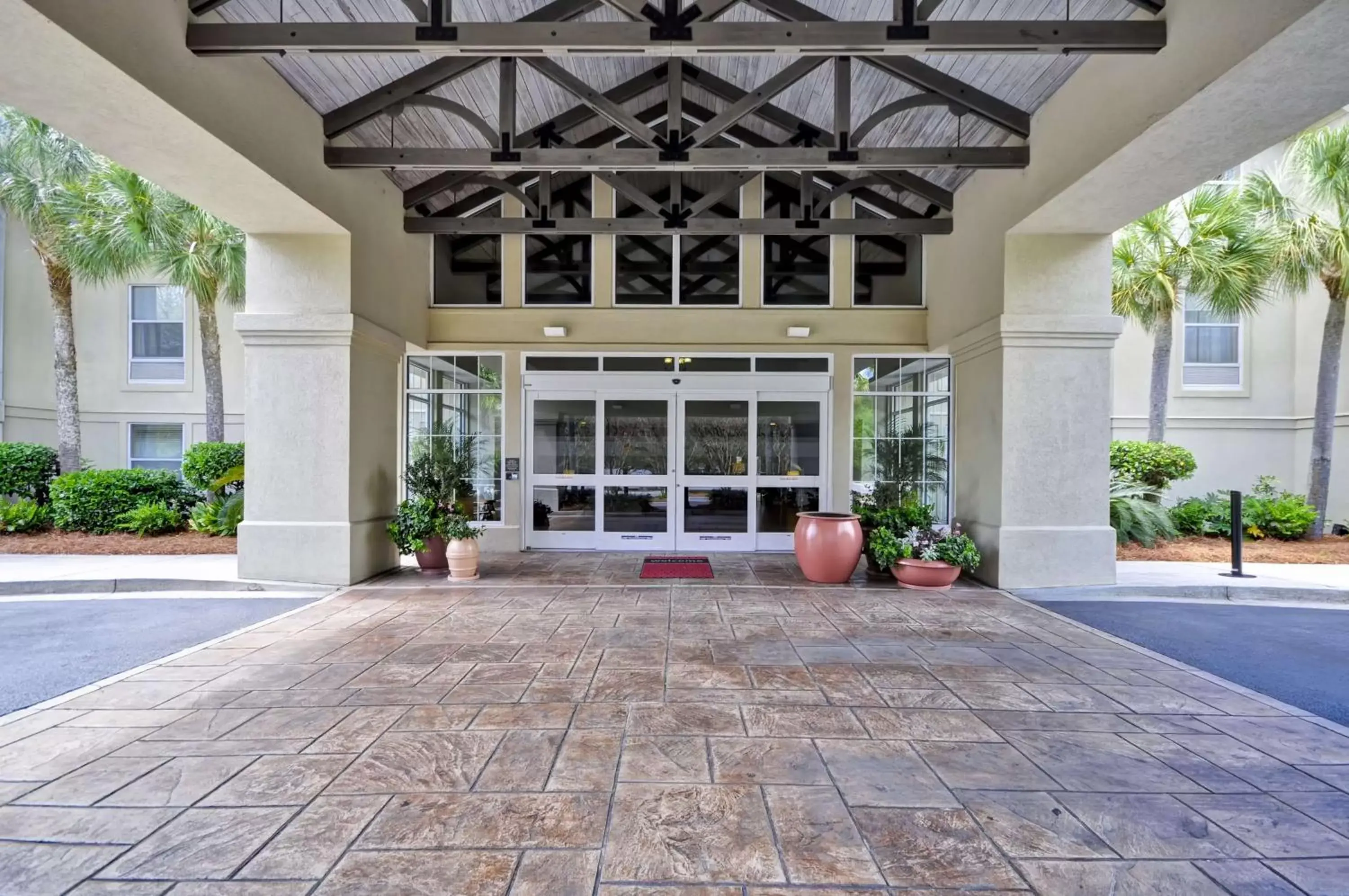 Property building, Swimming Pool in Hampton Inn & Suites Charleston/Mt. Pleasant-Isle Of Palms