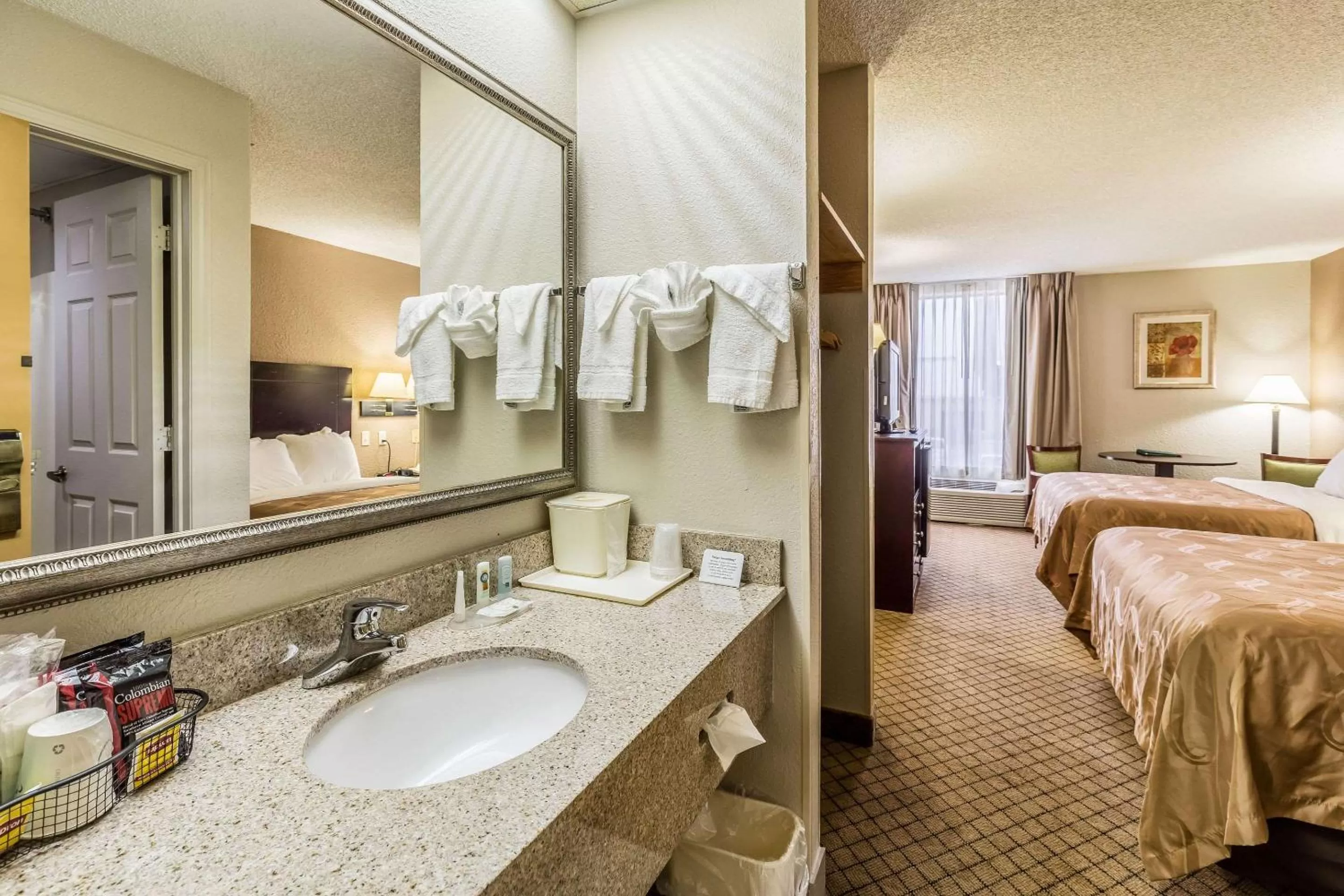 Photo of the whole room, Bed in Quality Inn