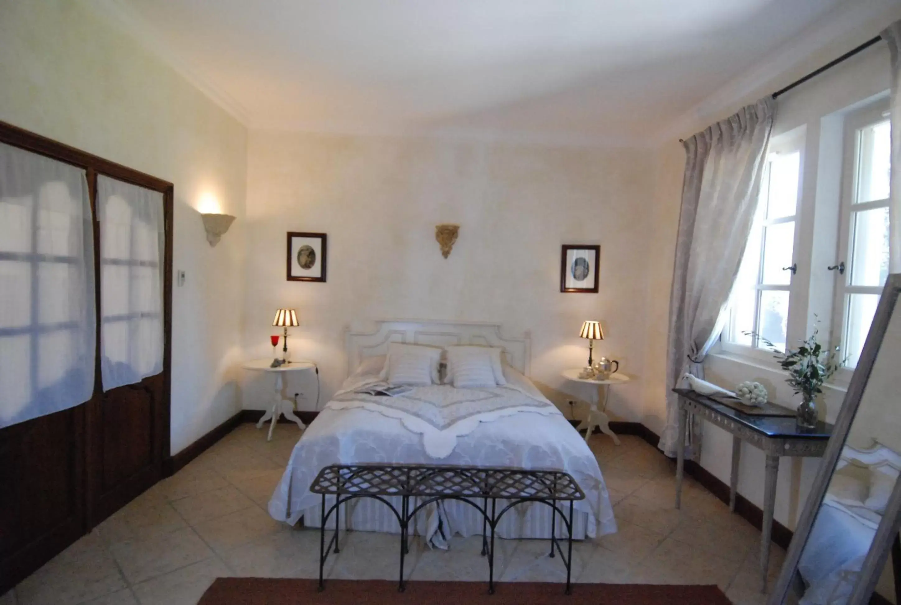 Photo of the whole room, Bed in Mas des Comtes de Provence