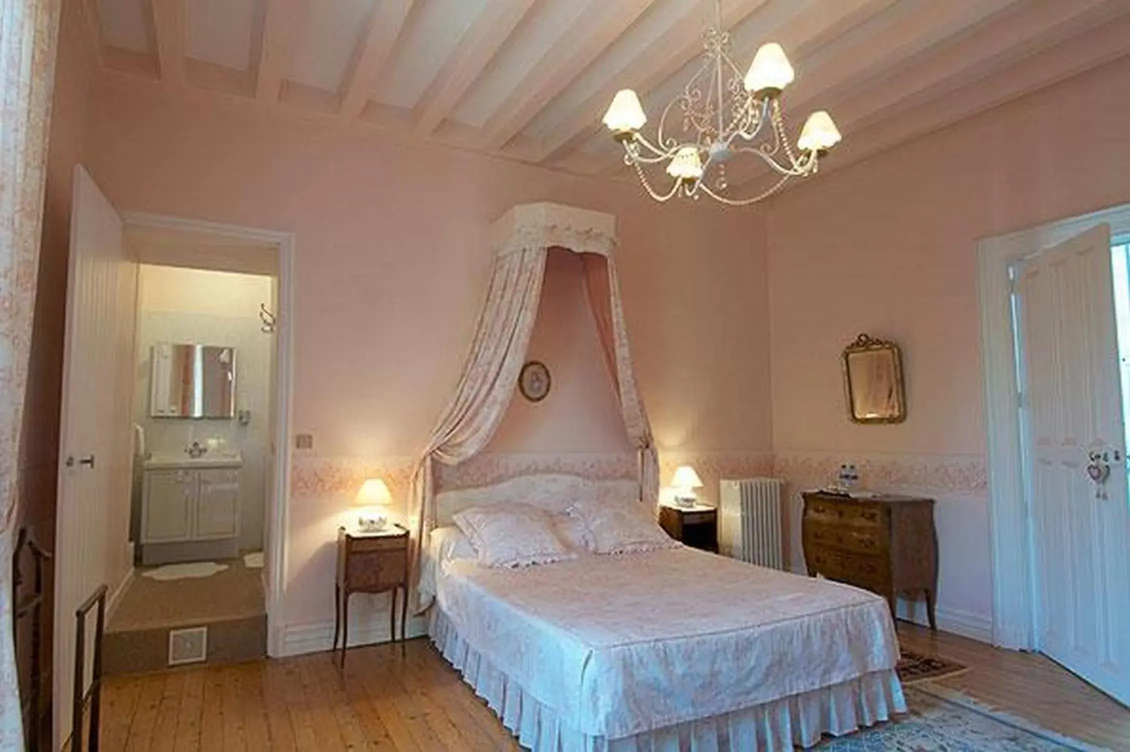 Photo of the whole room, Bed in Château de Nazé