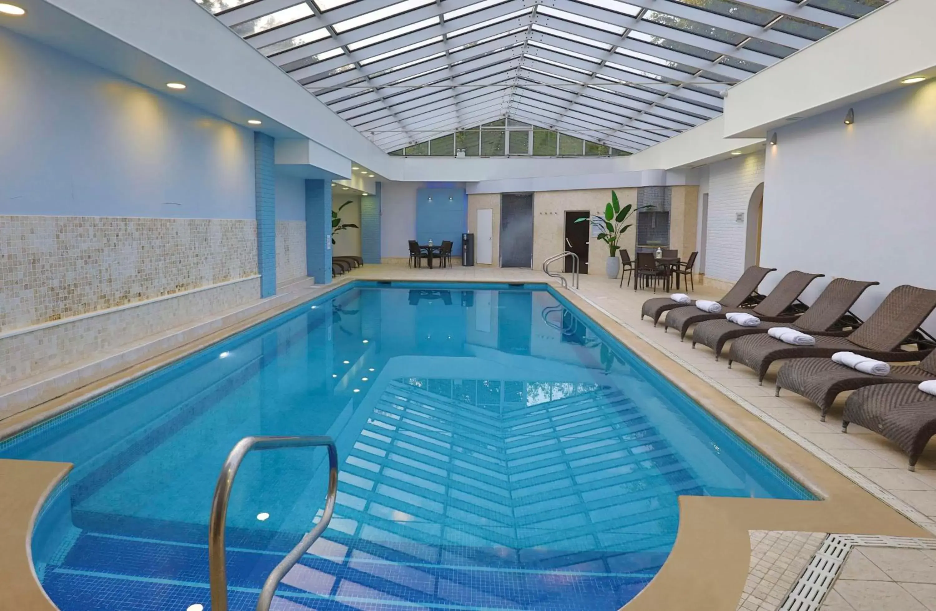 Pool view, Swimming Pool in DoubleTree by Hilton Oxford Belfry