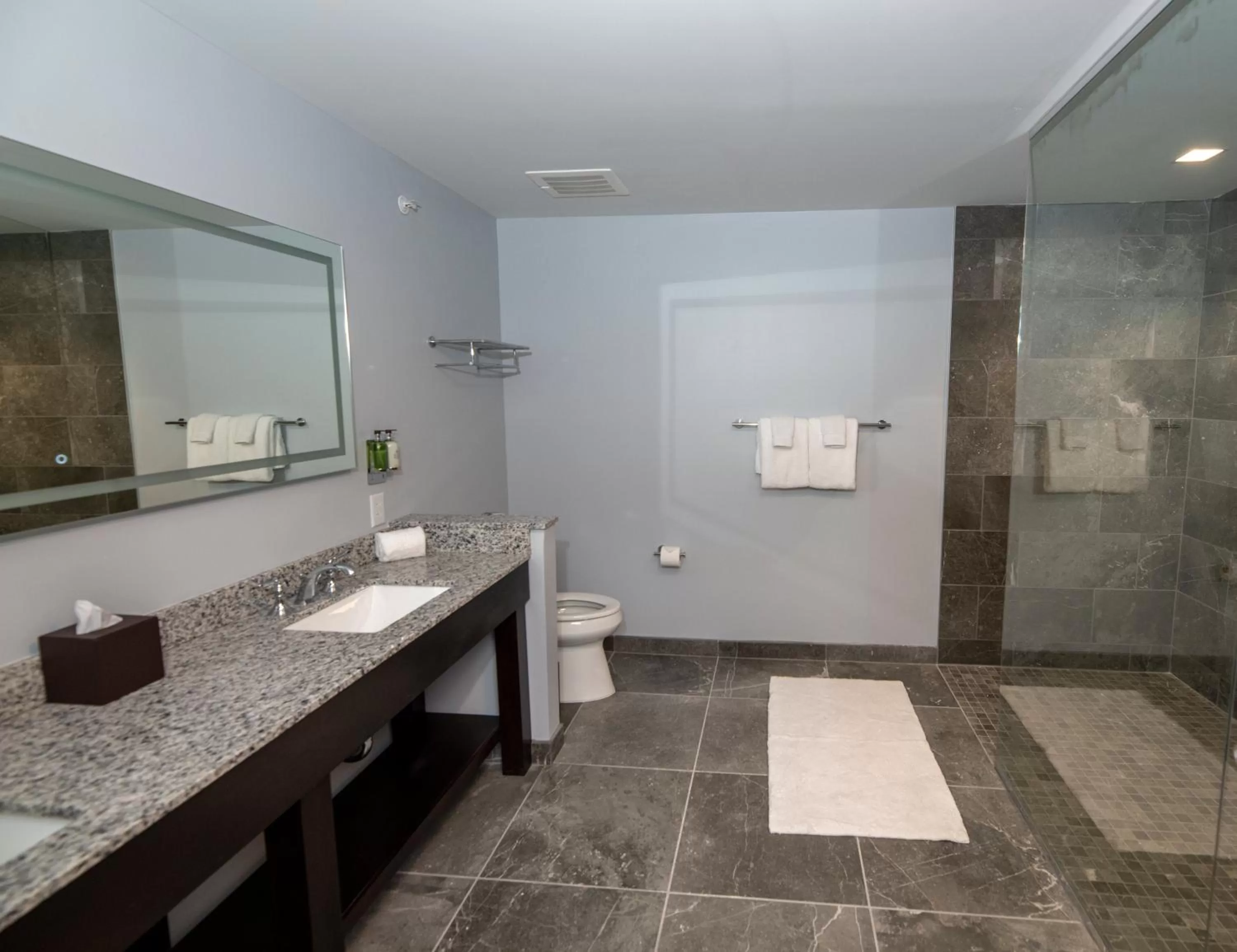 Shower in Oaks on the River