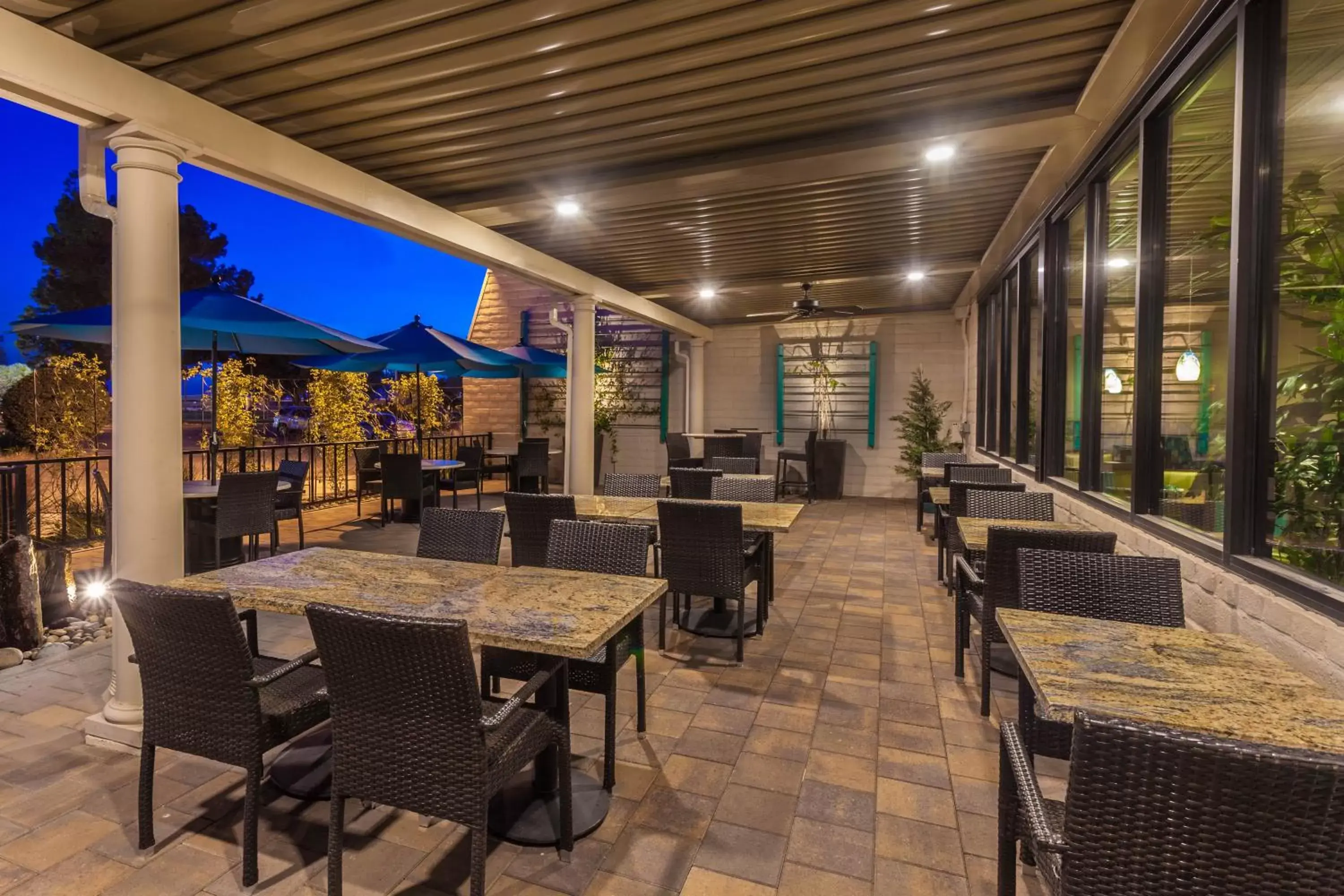 Patio, Restaurant/Places to Eat in Wyndham Visalia