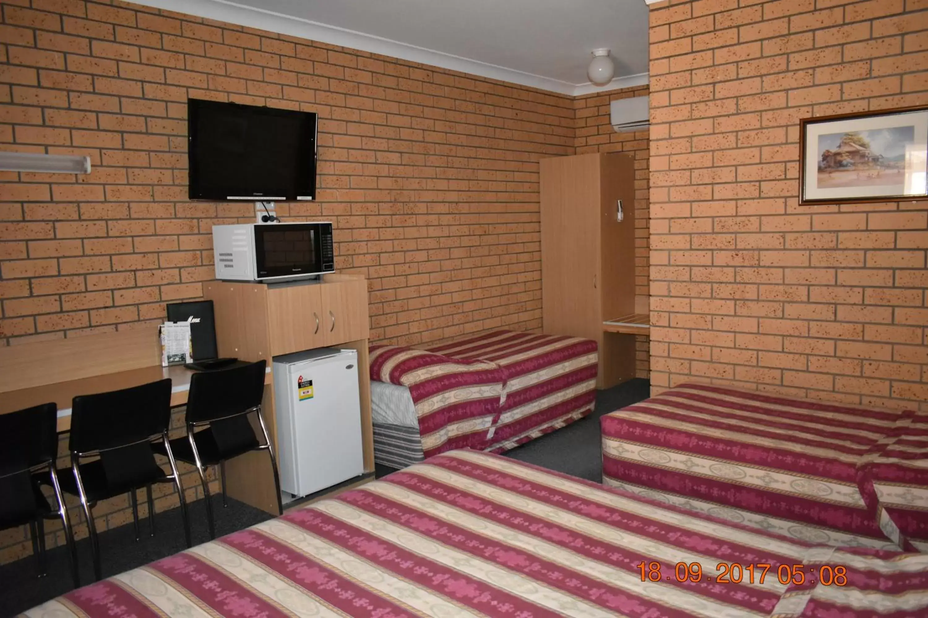 Family, TV/Entertainment Center in Cooee Motel