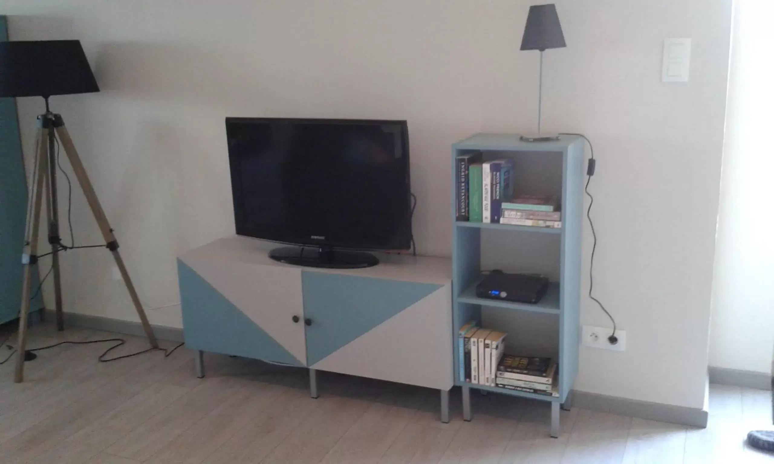 TV/Entertainment Center in Ti-Maes