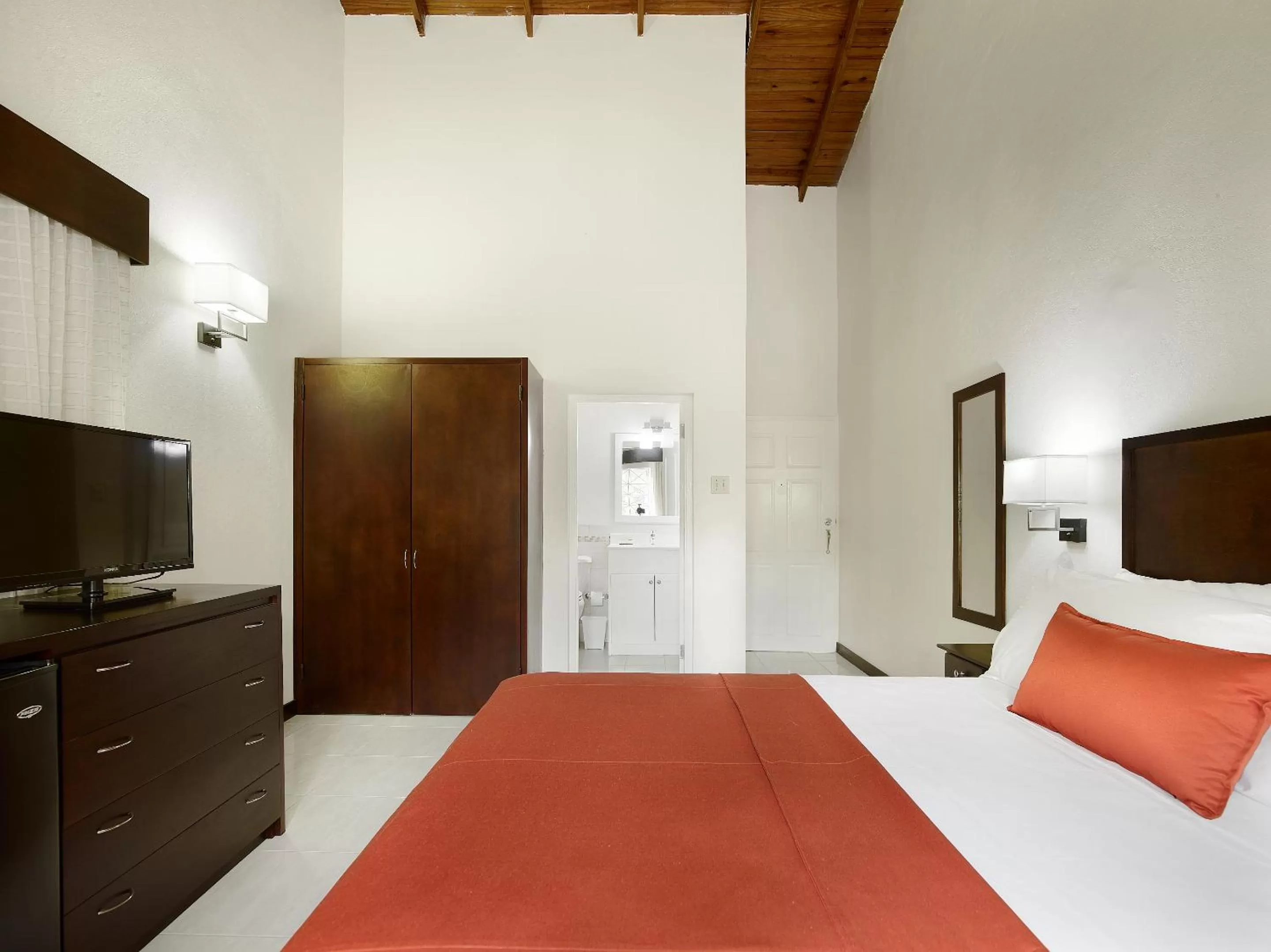 Photo of the whole room, Bed in Shirley Retreat