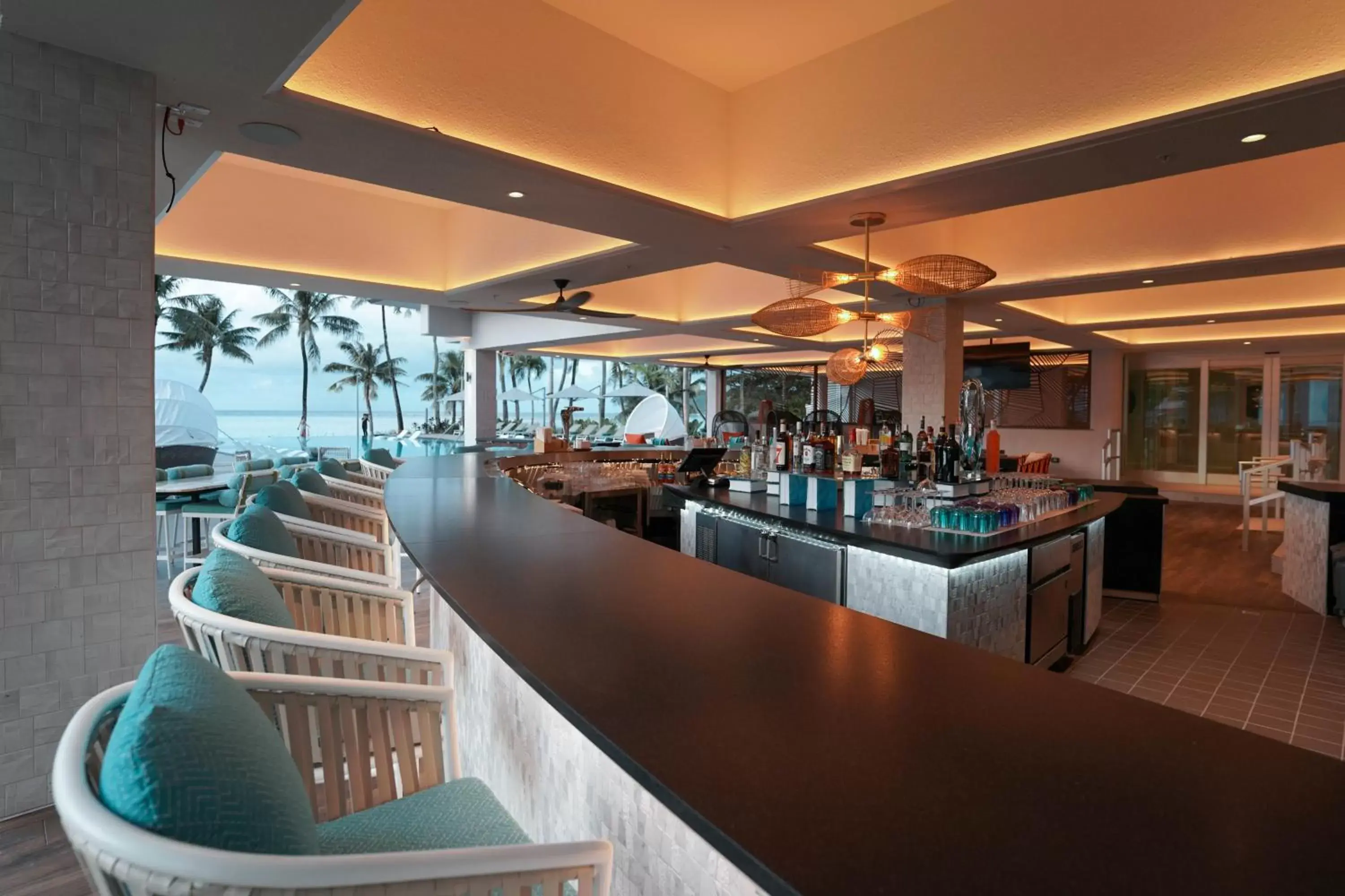 Lounge or bar, Restaurant/Places to Eat in Crowne Plaza Resort Guam