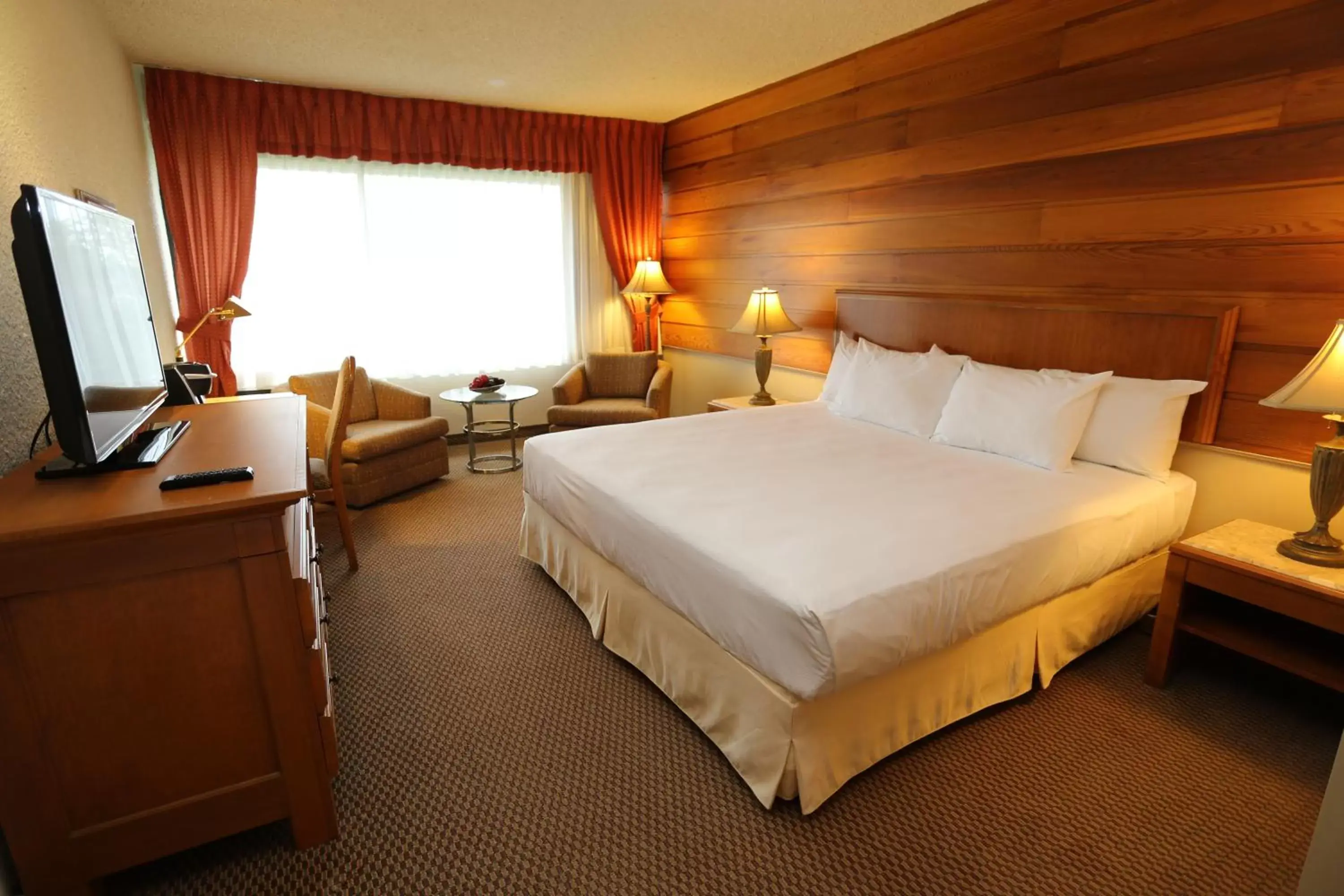 Bedroom, Bed in Hôtels Gouverneur Sept-Îles