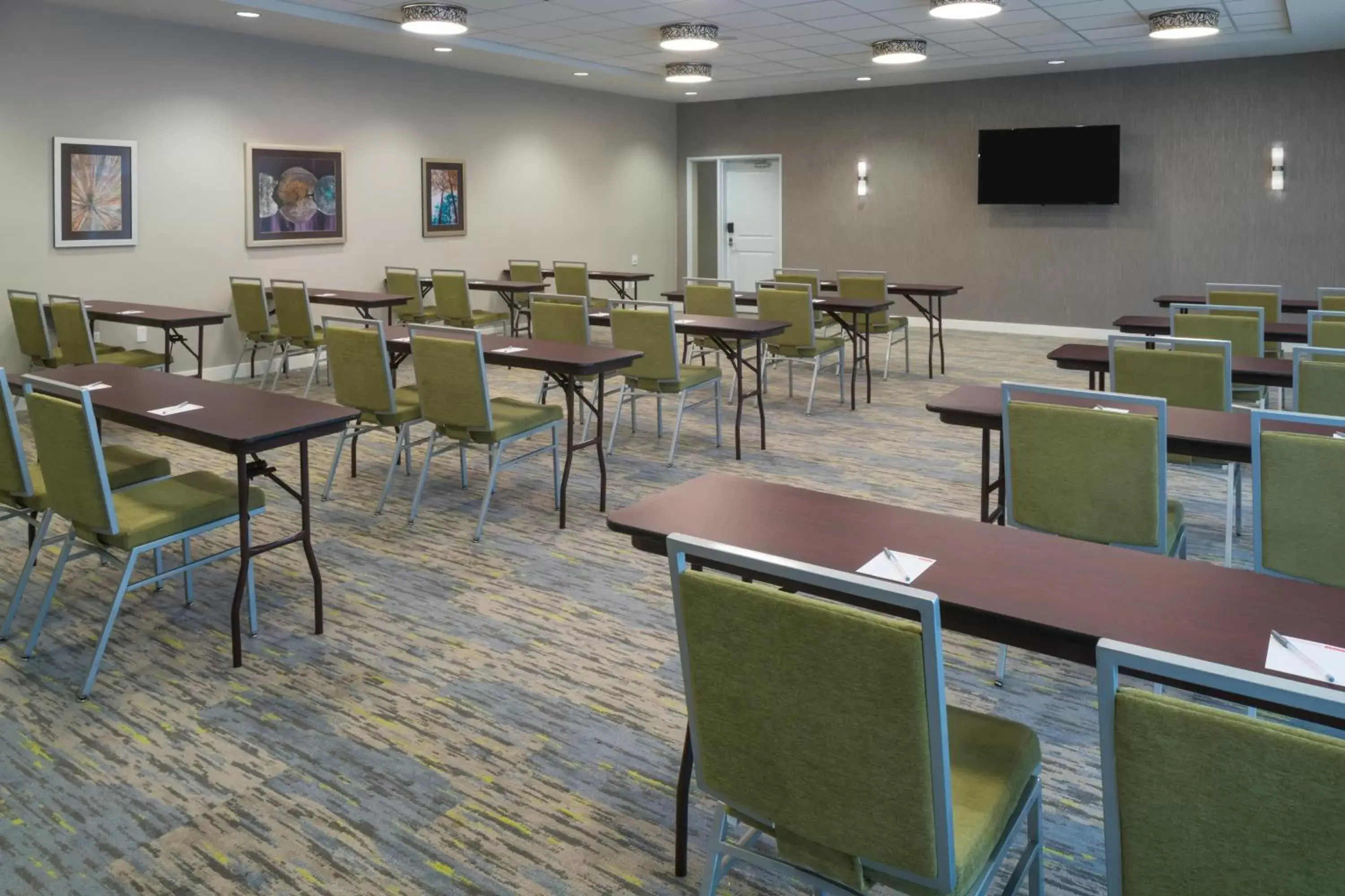 Meeting/conference room, Restaurant/Places to Eat in TownePlace Suites by Marriott Oshawa