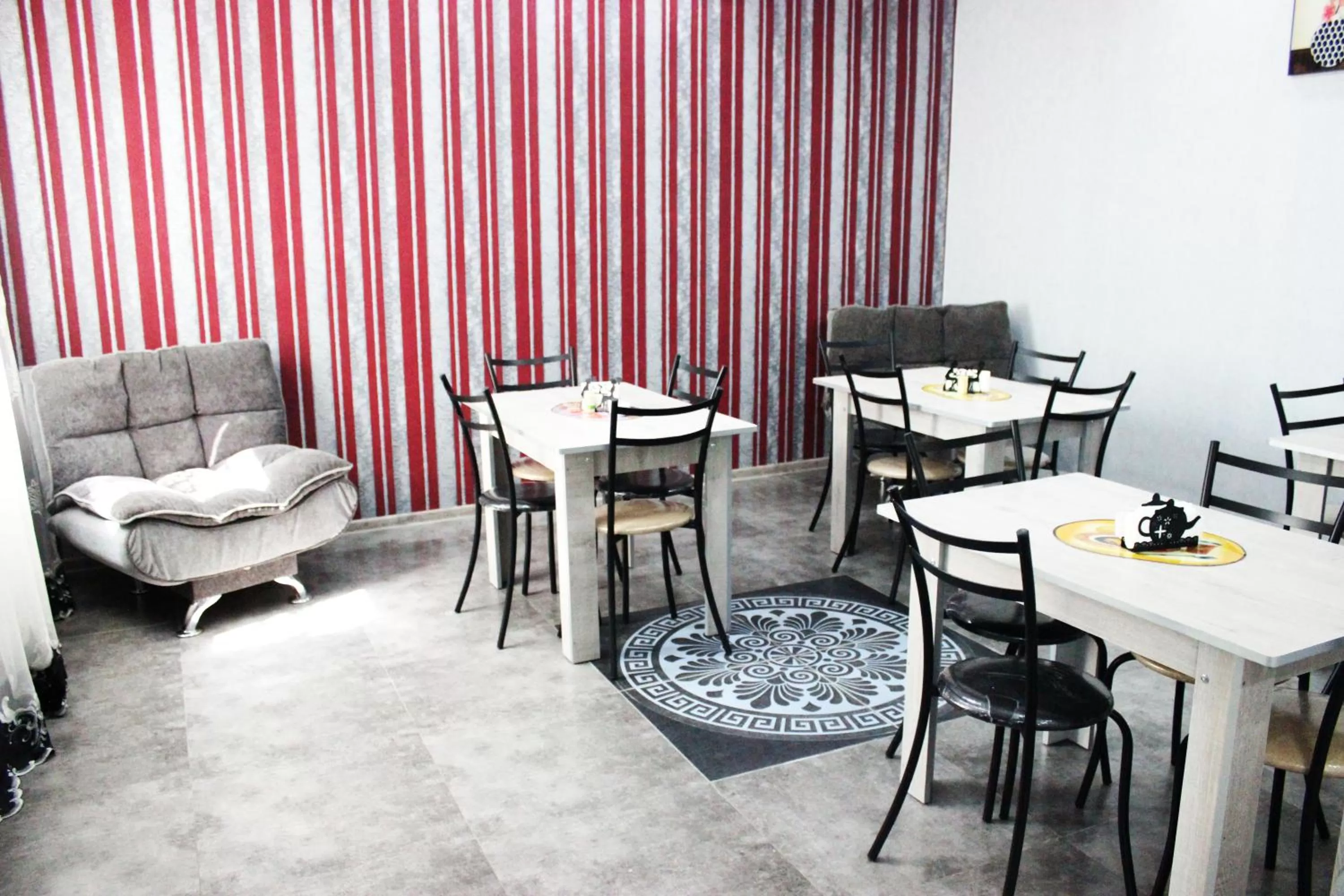 Coffee/tea facilities in Golden Way