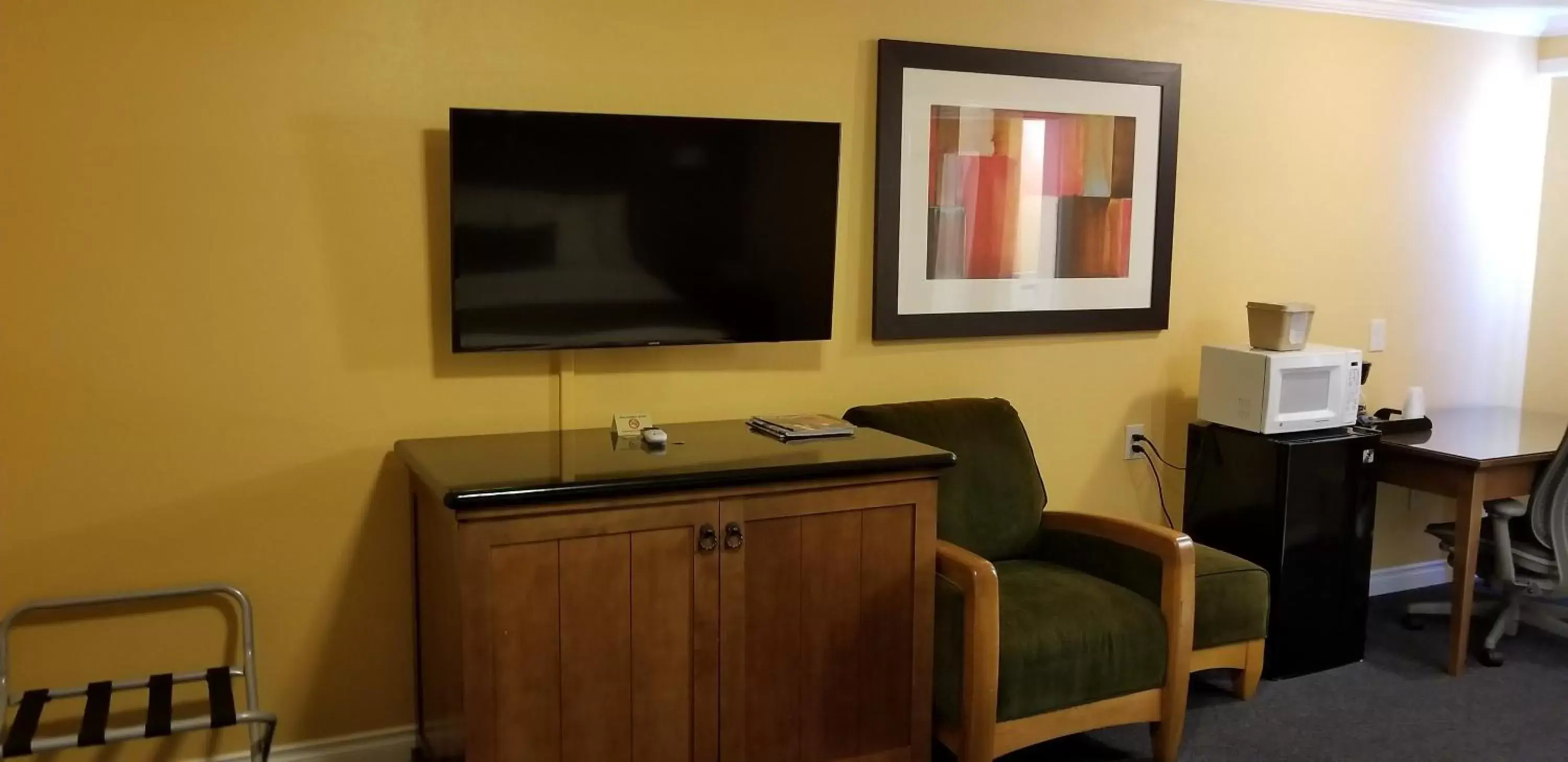 TV and multimedia, TV/Entertainment Center in Royal Victorian Motel