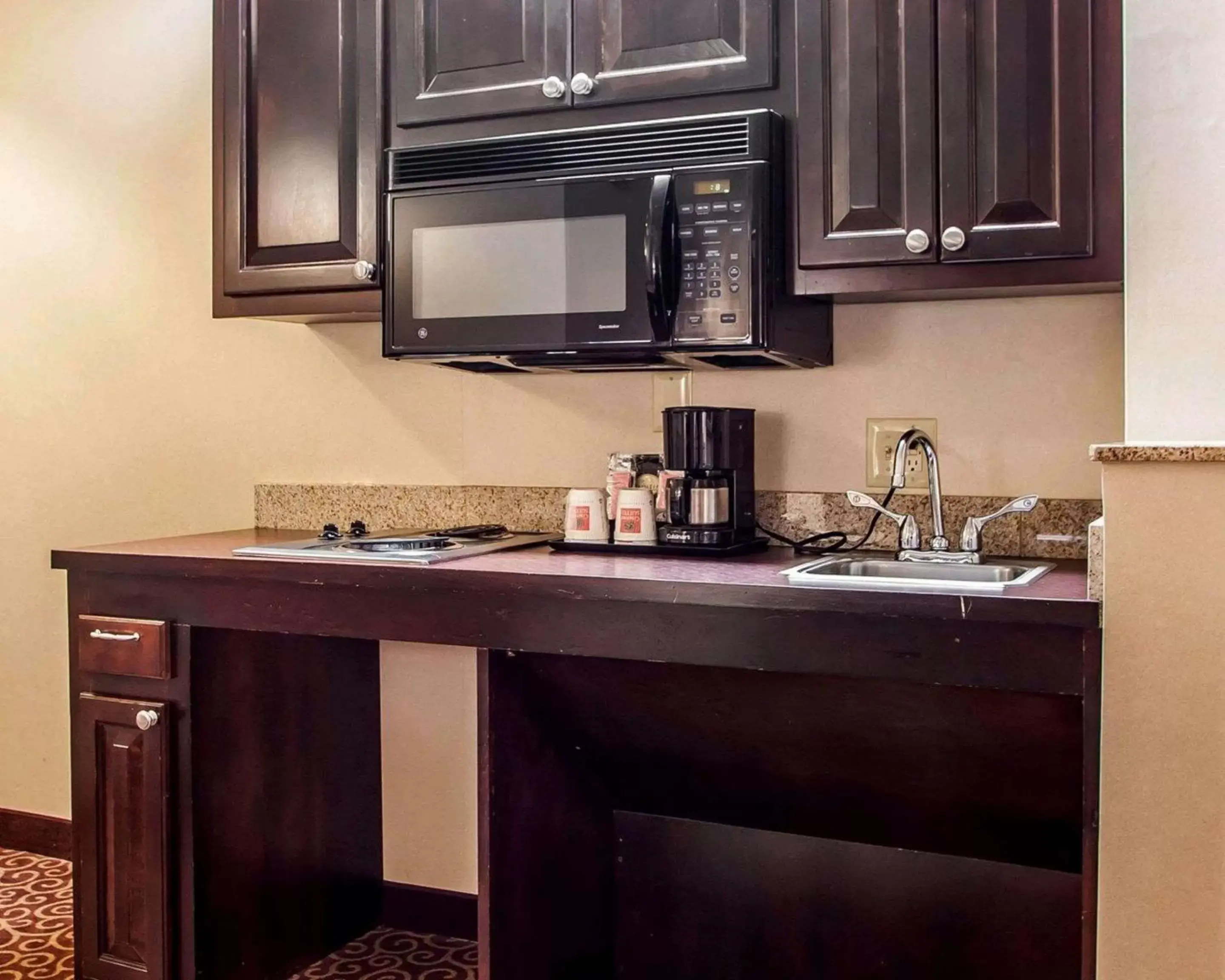 Bedroom, Kitchen/Kitchenette in Comfort Suites East Brunswick - South River