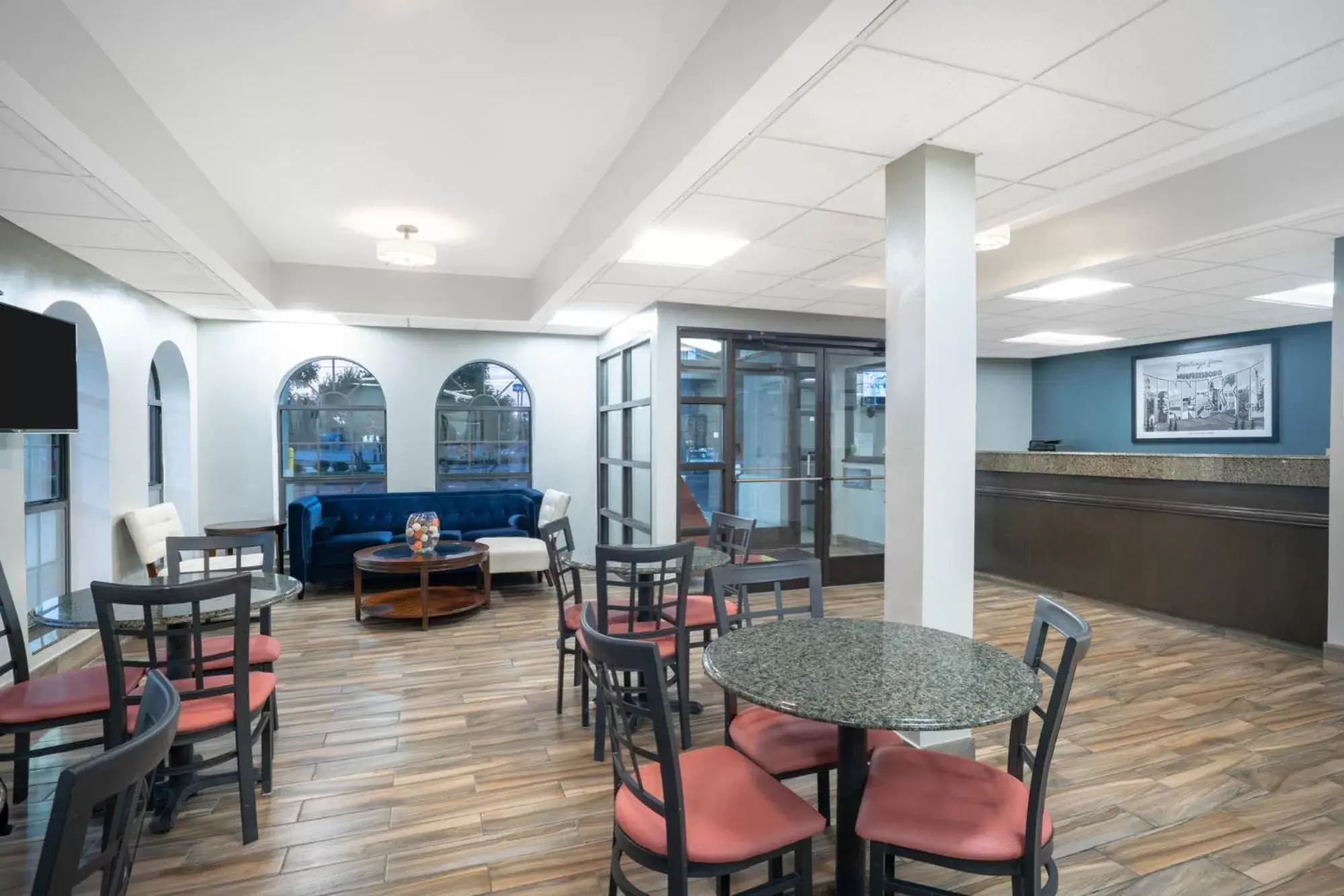 Lobby or reception, Lounge/Bar in Super 8 by Wyndham Murfreesboro