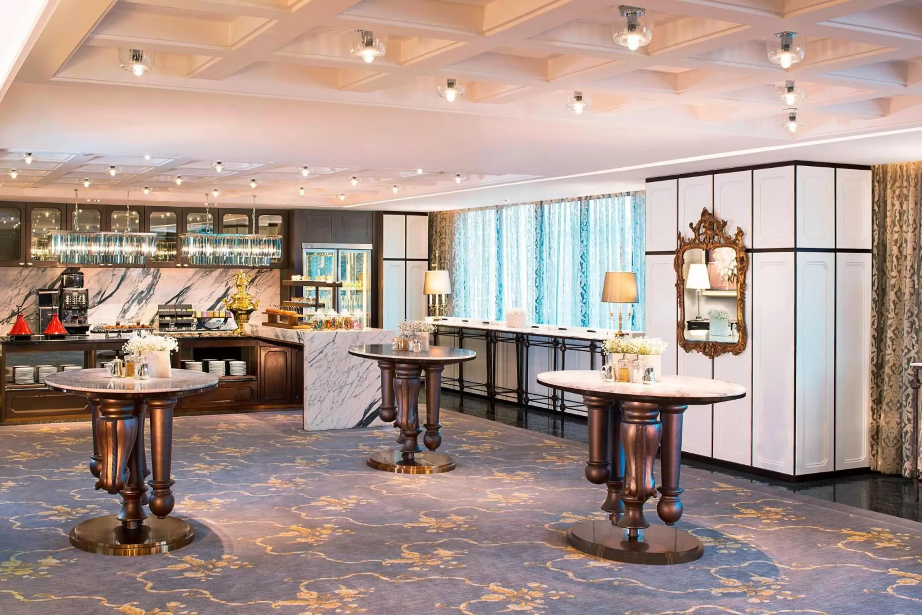Lounge or bar in The Athenee Hotel, a Luxury Collection Hotel, Bangkok