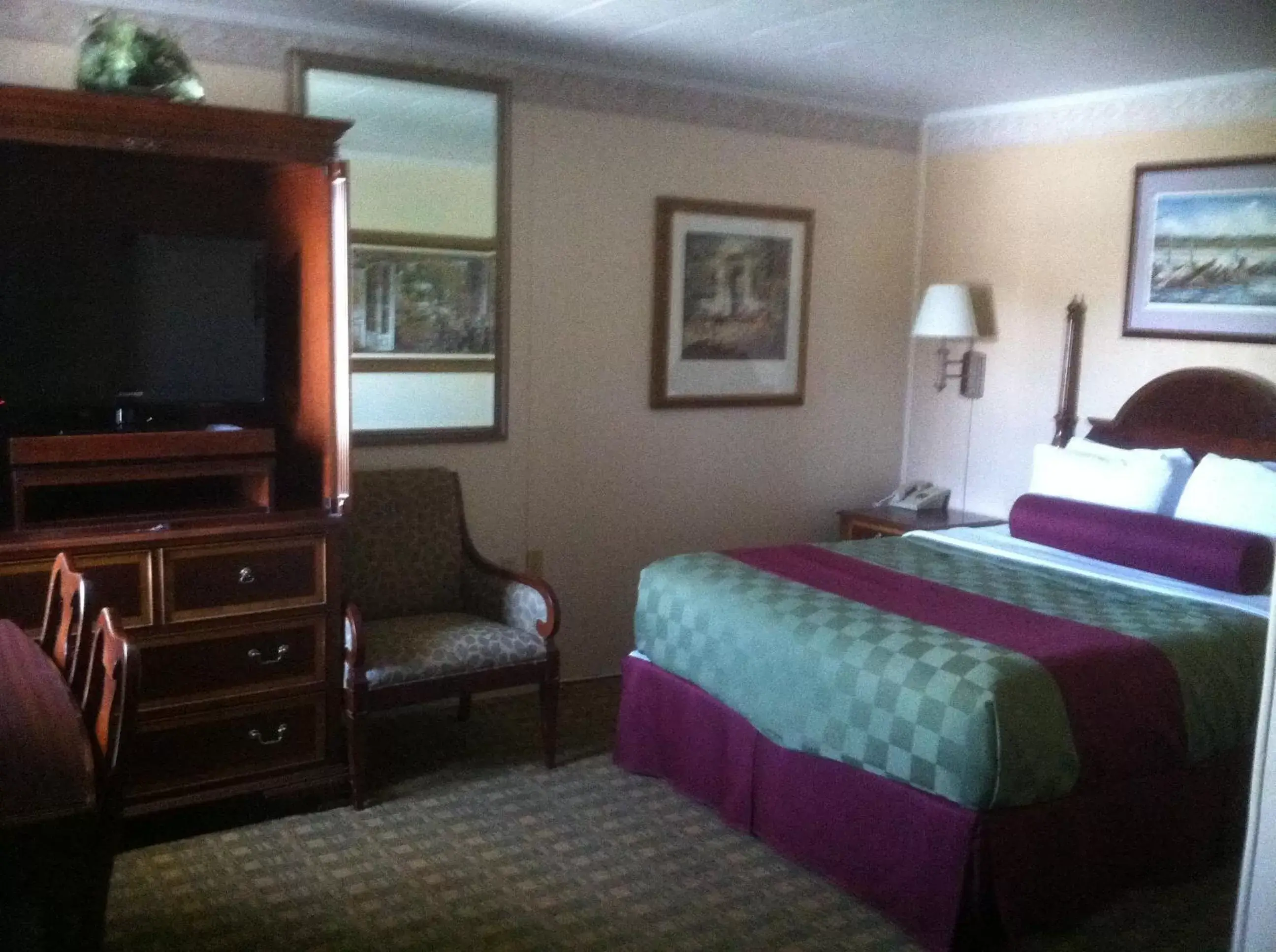 Bed in Americas Best Value Inn Chincoteague