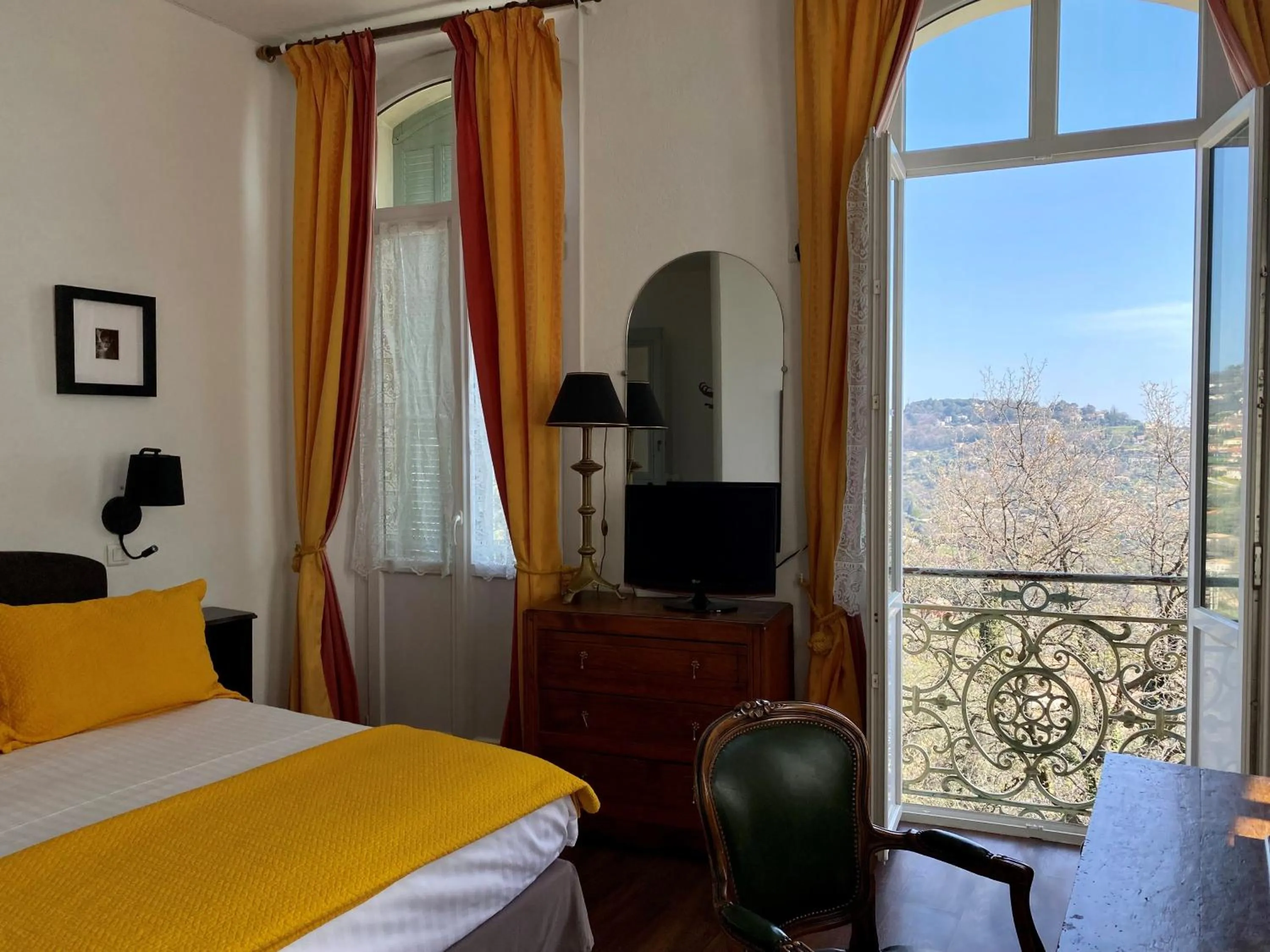 Bed in Logis Hôtel La Bellaudière