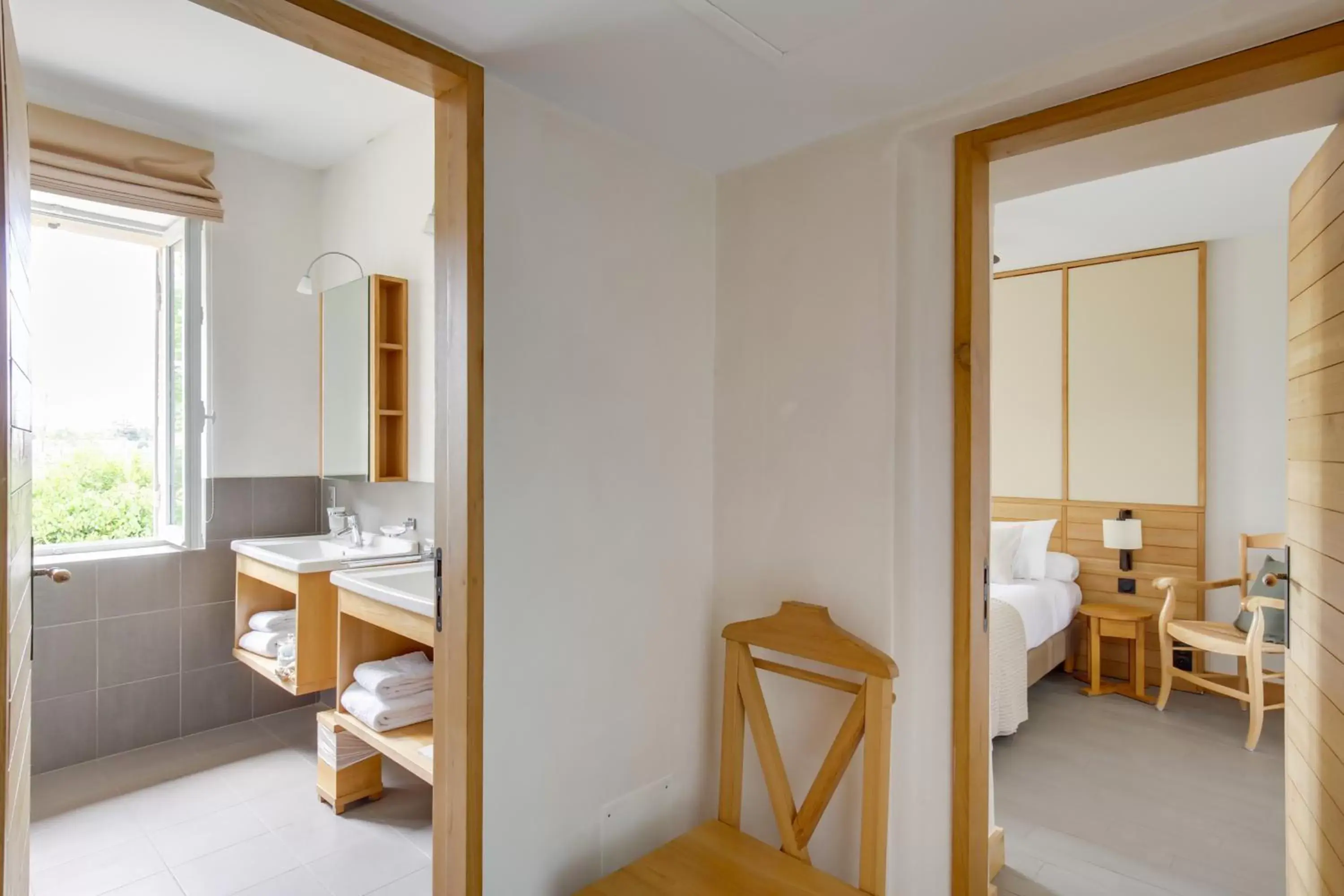 Bedroom, Bathroom in Le logis de Valandraud