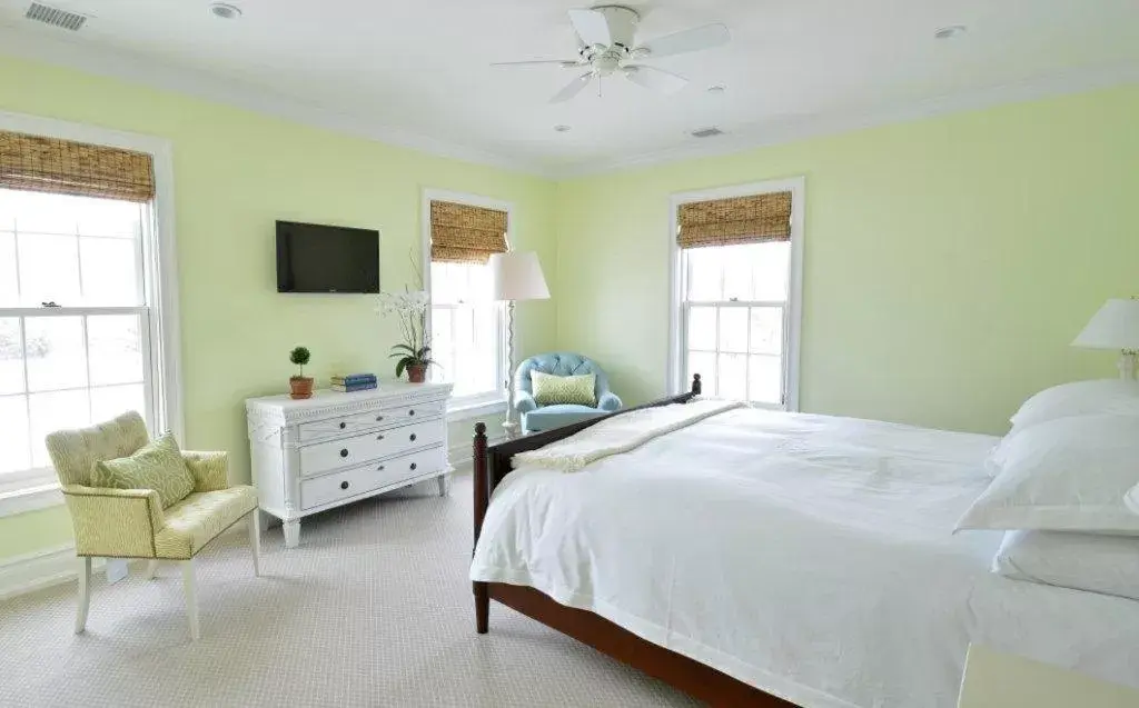 Bedroom in The Quogue Club