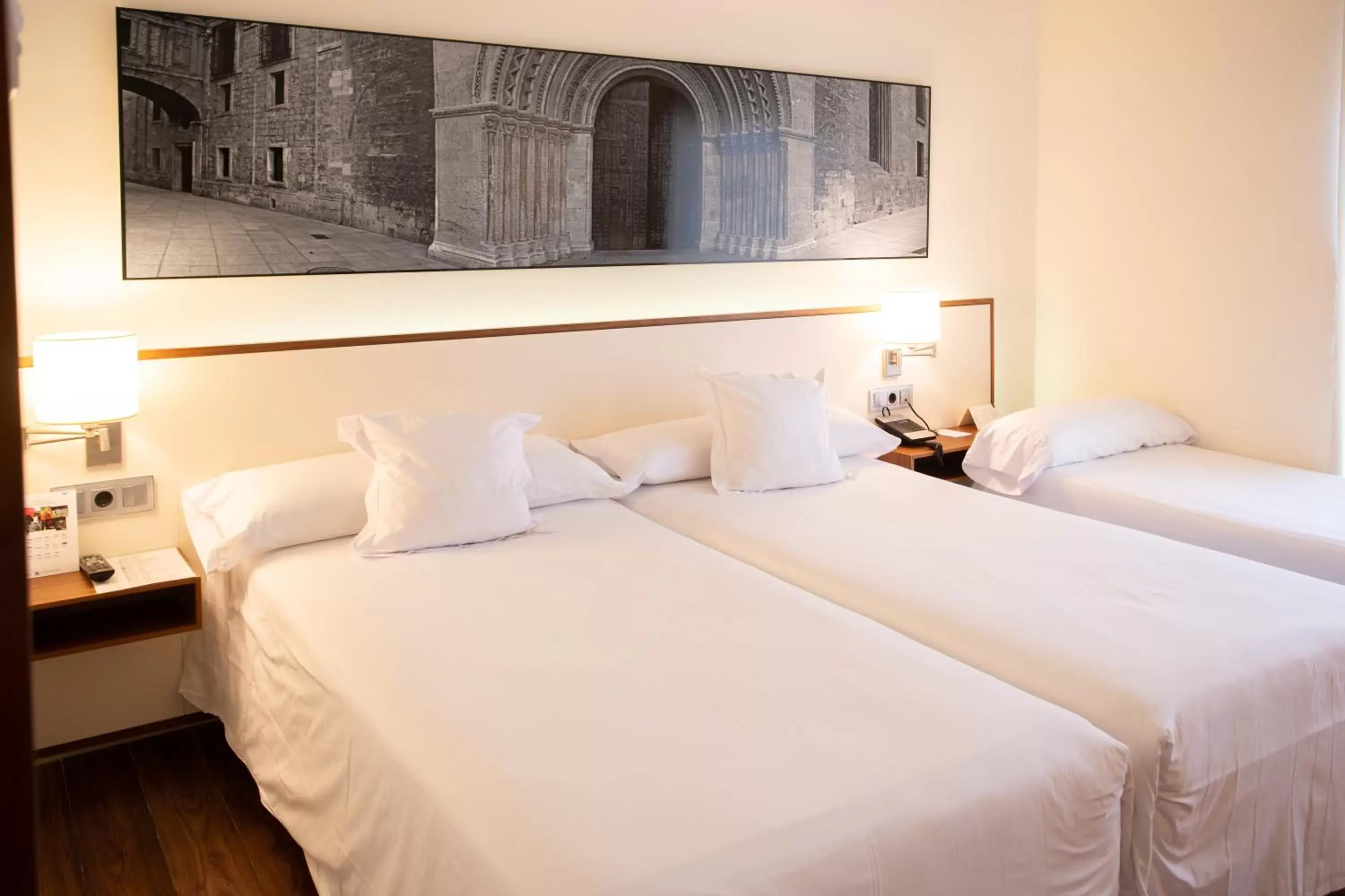 Photo of the whole room, Bed in Primus Valencia