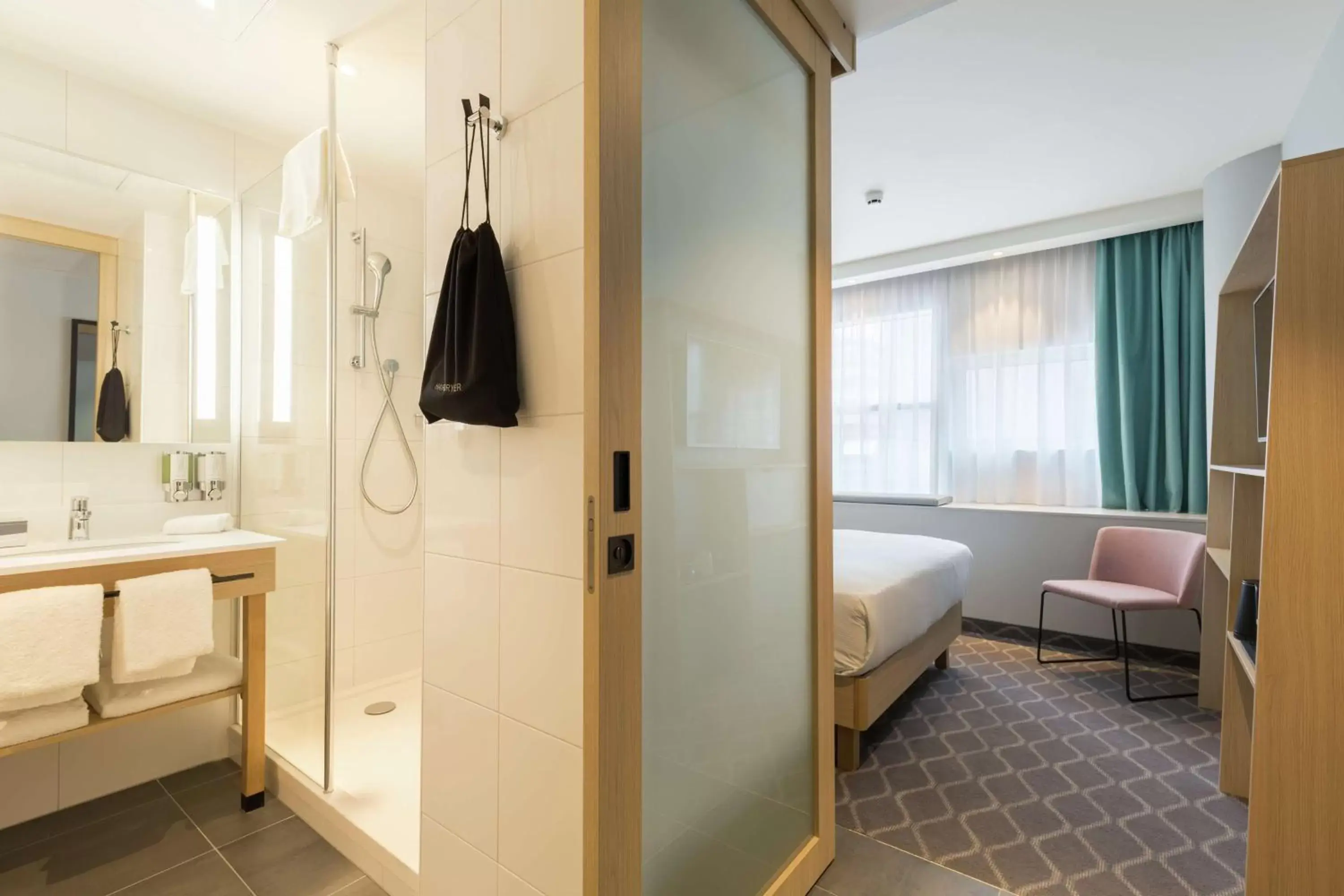 Photo of the whole room, Bathroom in Hampton By Hilton Utrecht Centraal Station