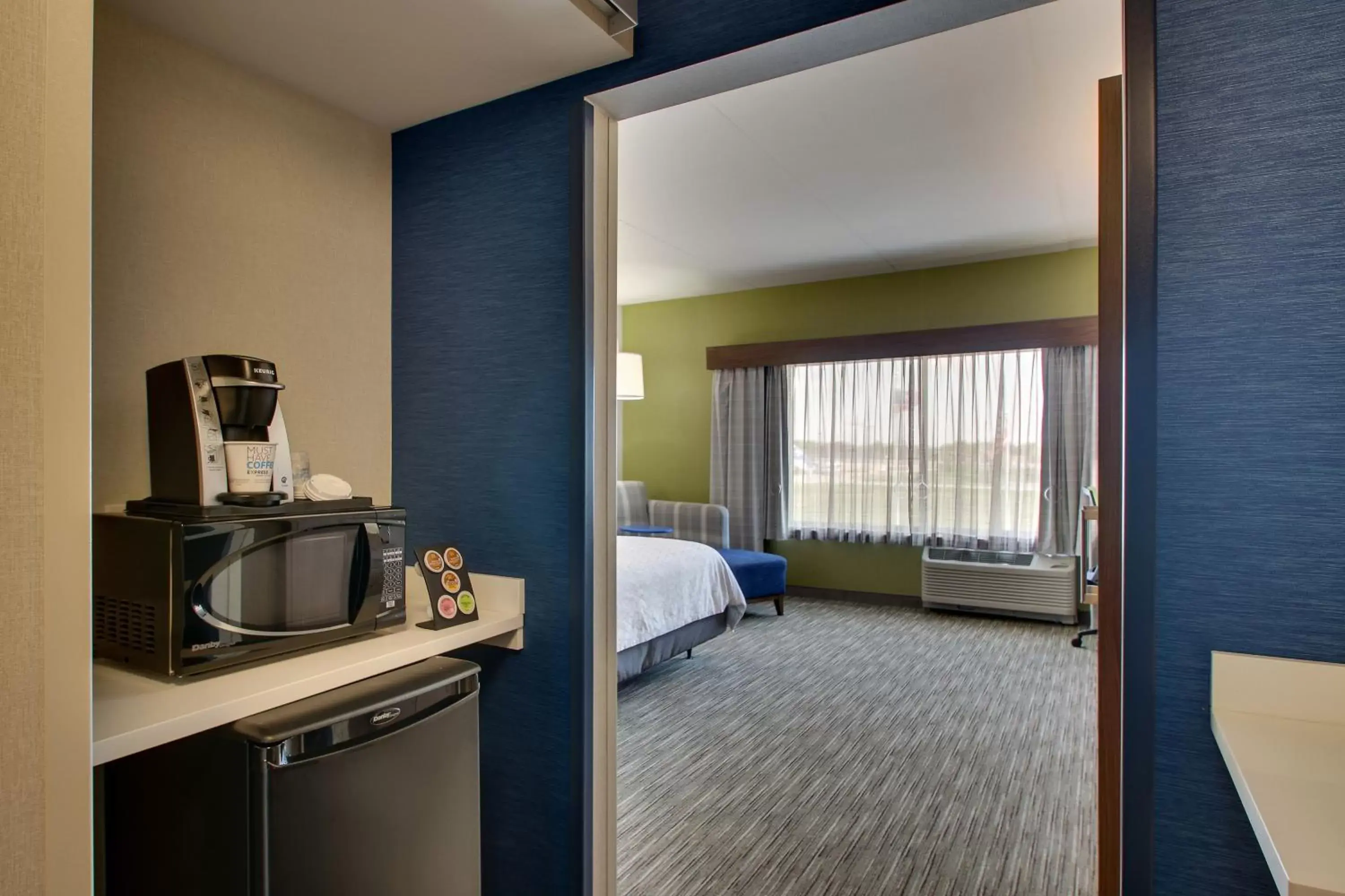 Coffee/Tea Facilities in Holiday Inn Express & Suites Findlay North, an IHG Hotel