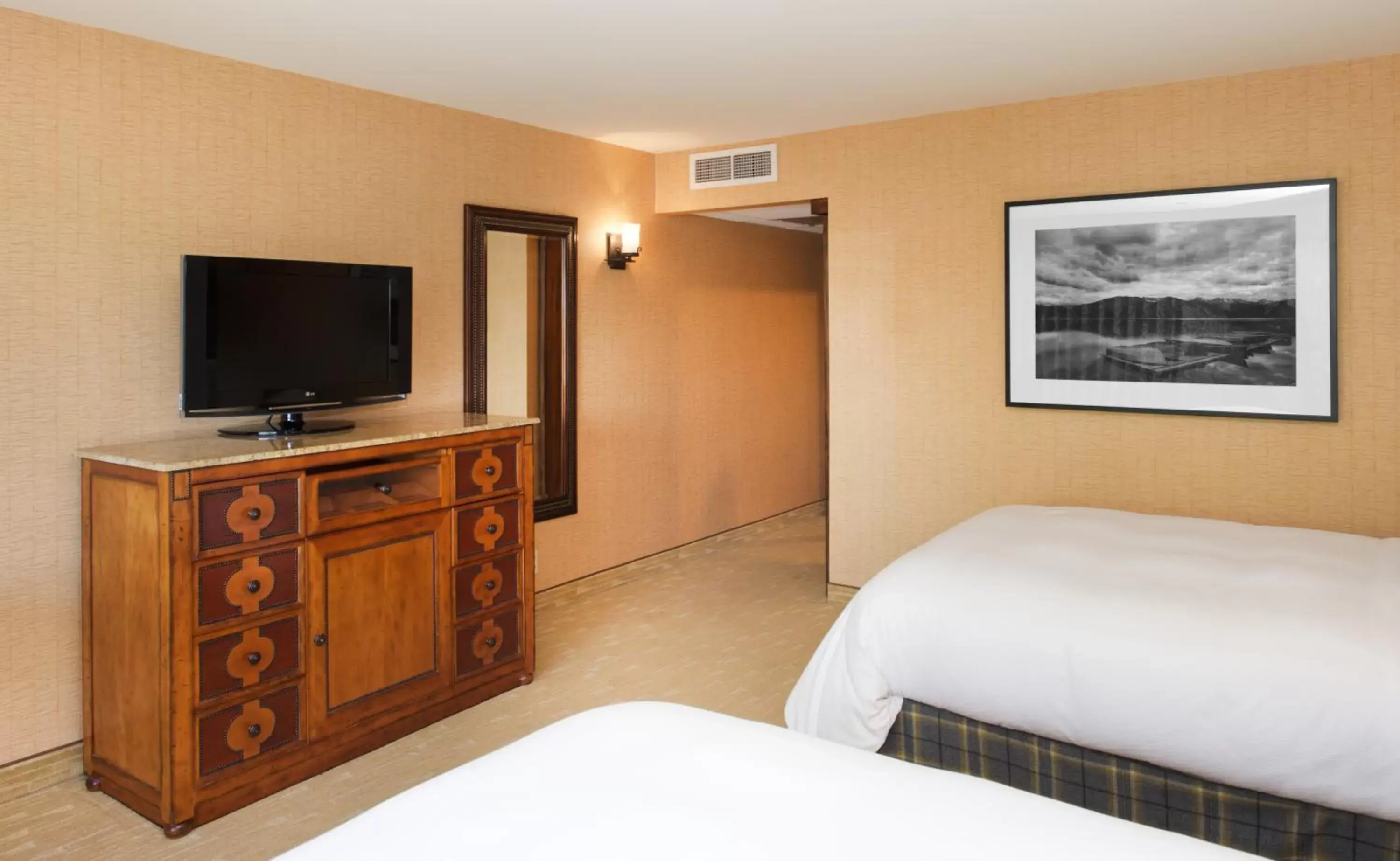 Bedroom, Bed in Lake Arrowhead Resort & Spa