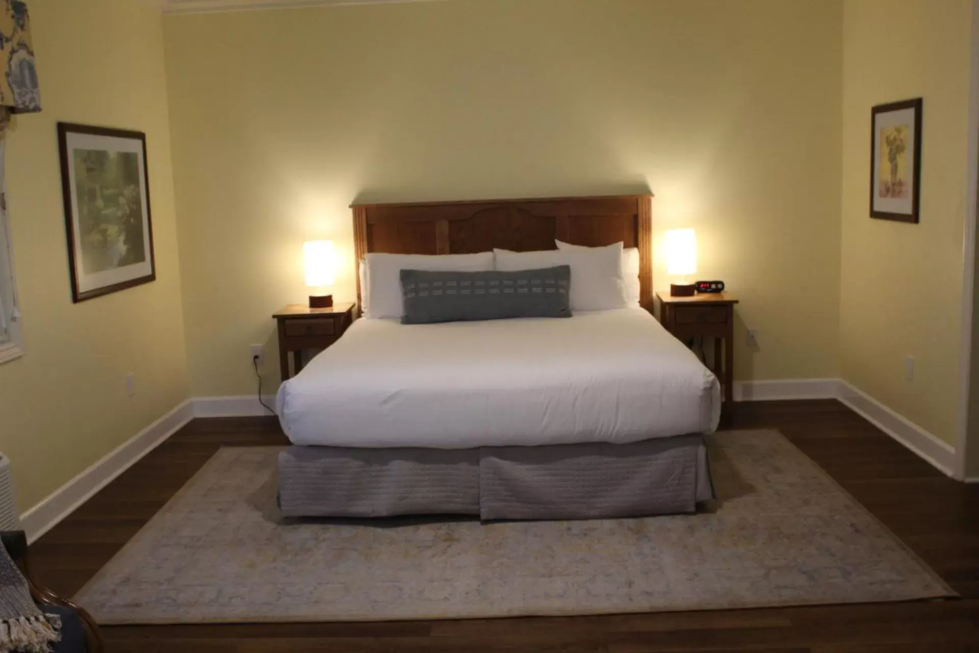 Bed in Elm House Inn