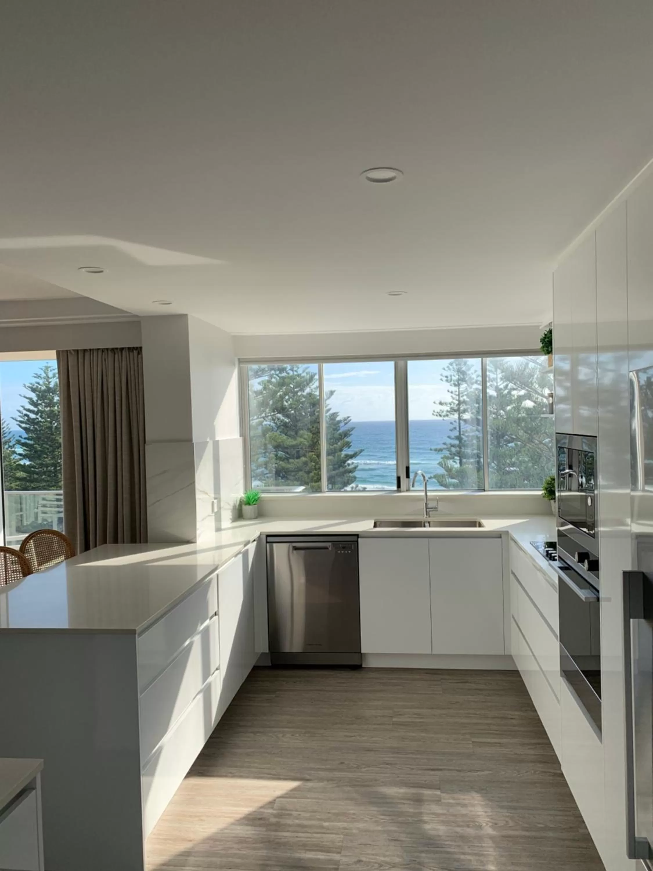 Kitchen or kitchenette in Pacific Regis Beachfront Holiday Apartments