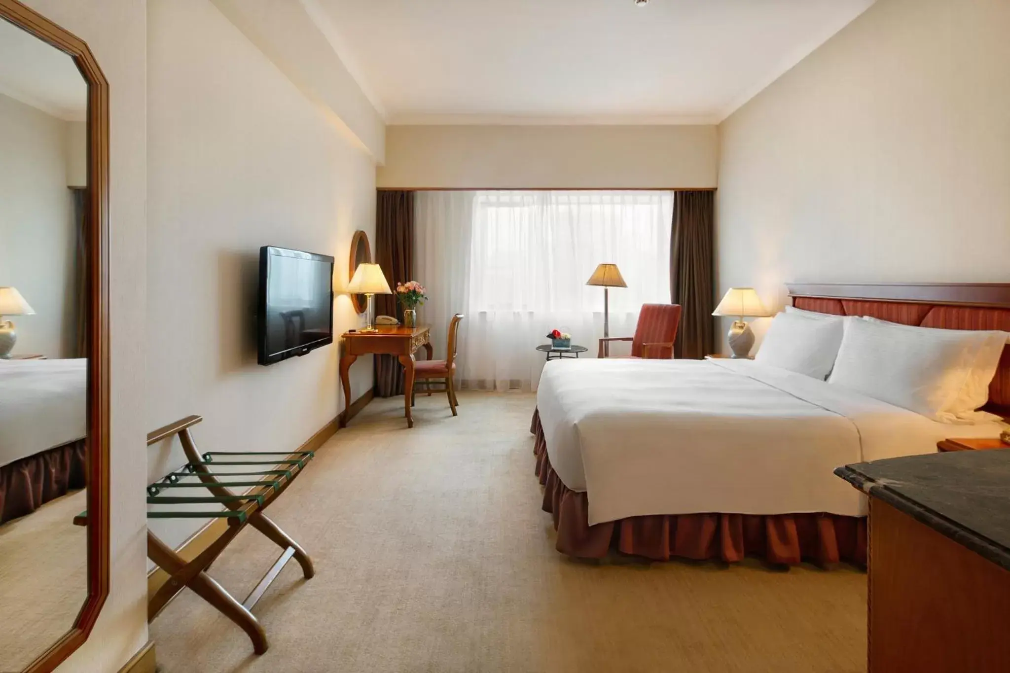 Photo of the whole room, Bed in Crowne Plaza Chengdu City Center, an IHG Hotel