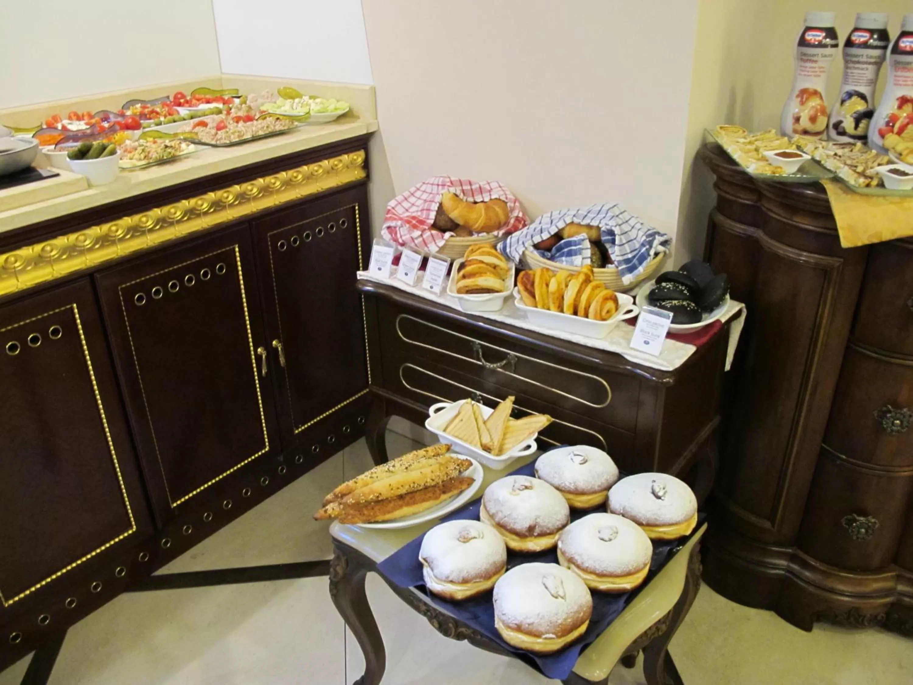 Food in Arbia Dorka Heritage Palace