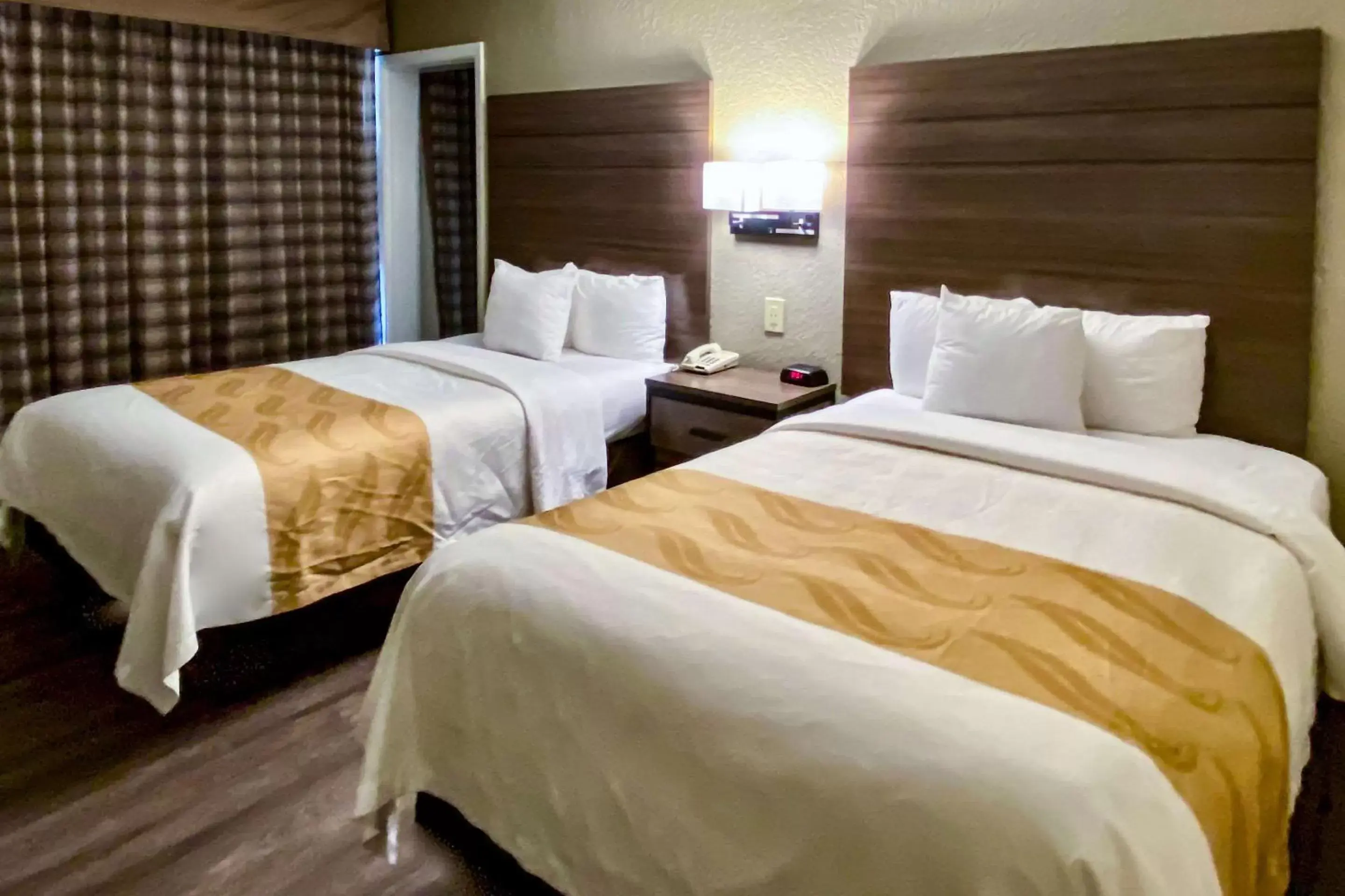 Bedroom, Bed in Quality Inn & Suites Airport