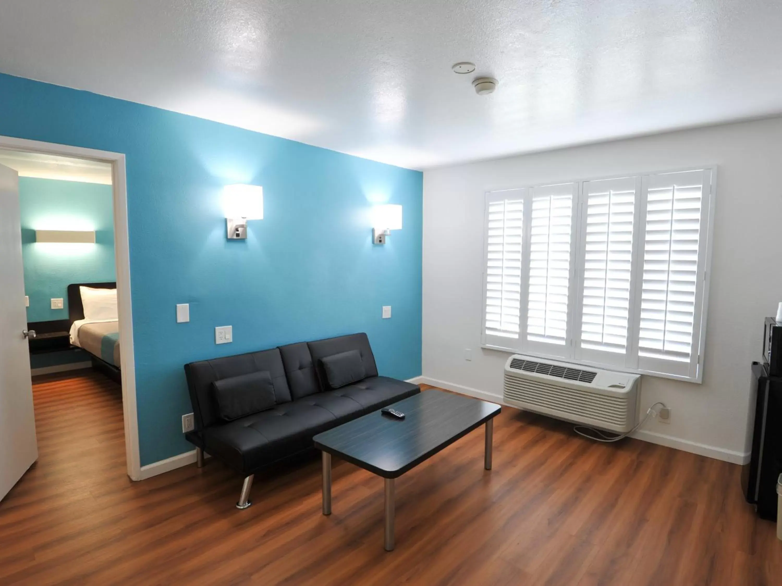 Bedroom, Seating Area in Motel 6-Fountain Valley, CA - Huntington Beach Area