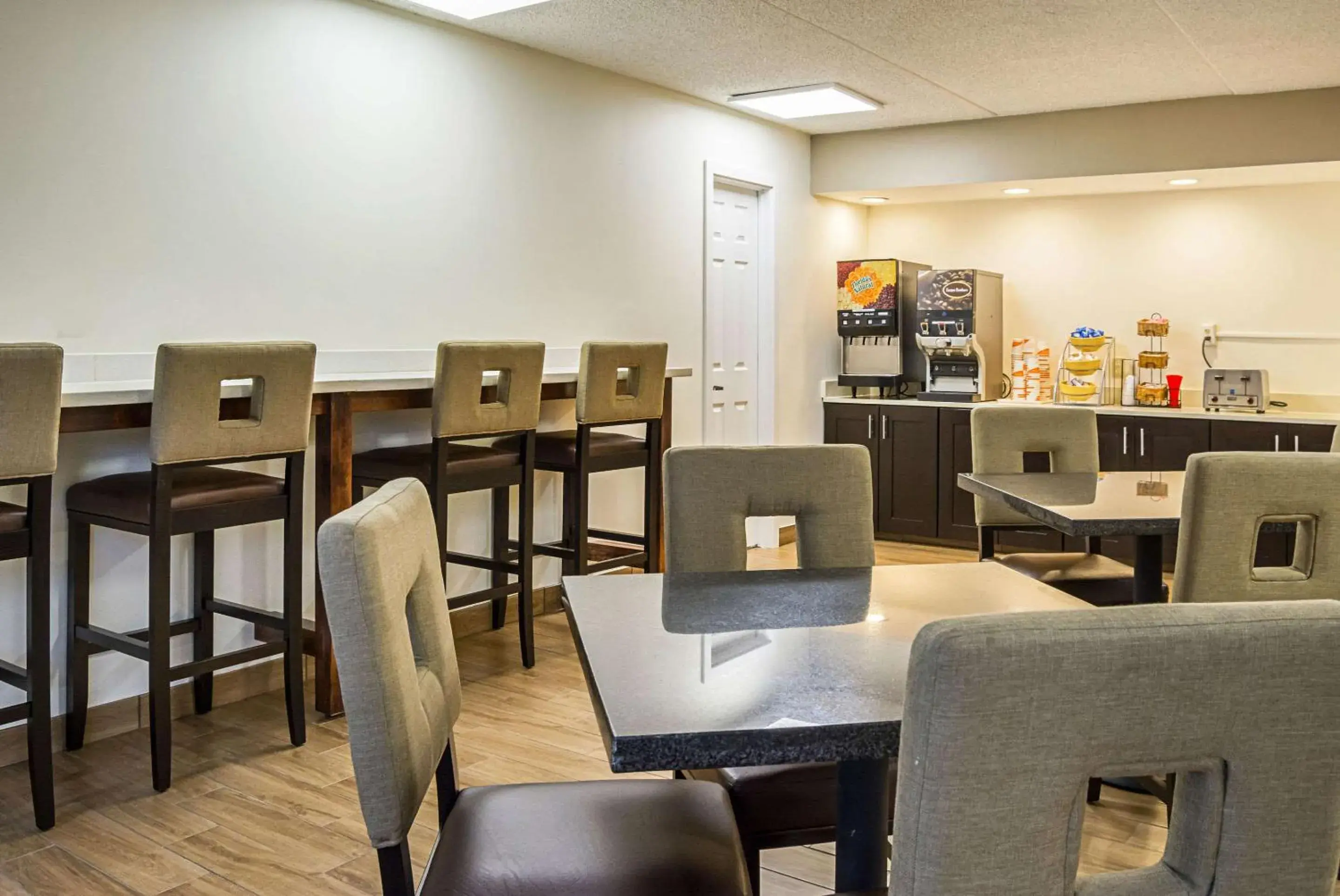 Restaurant/Places to Eat in Quality Inn & Suites Clackamas - Portland