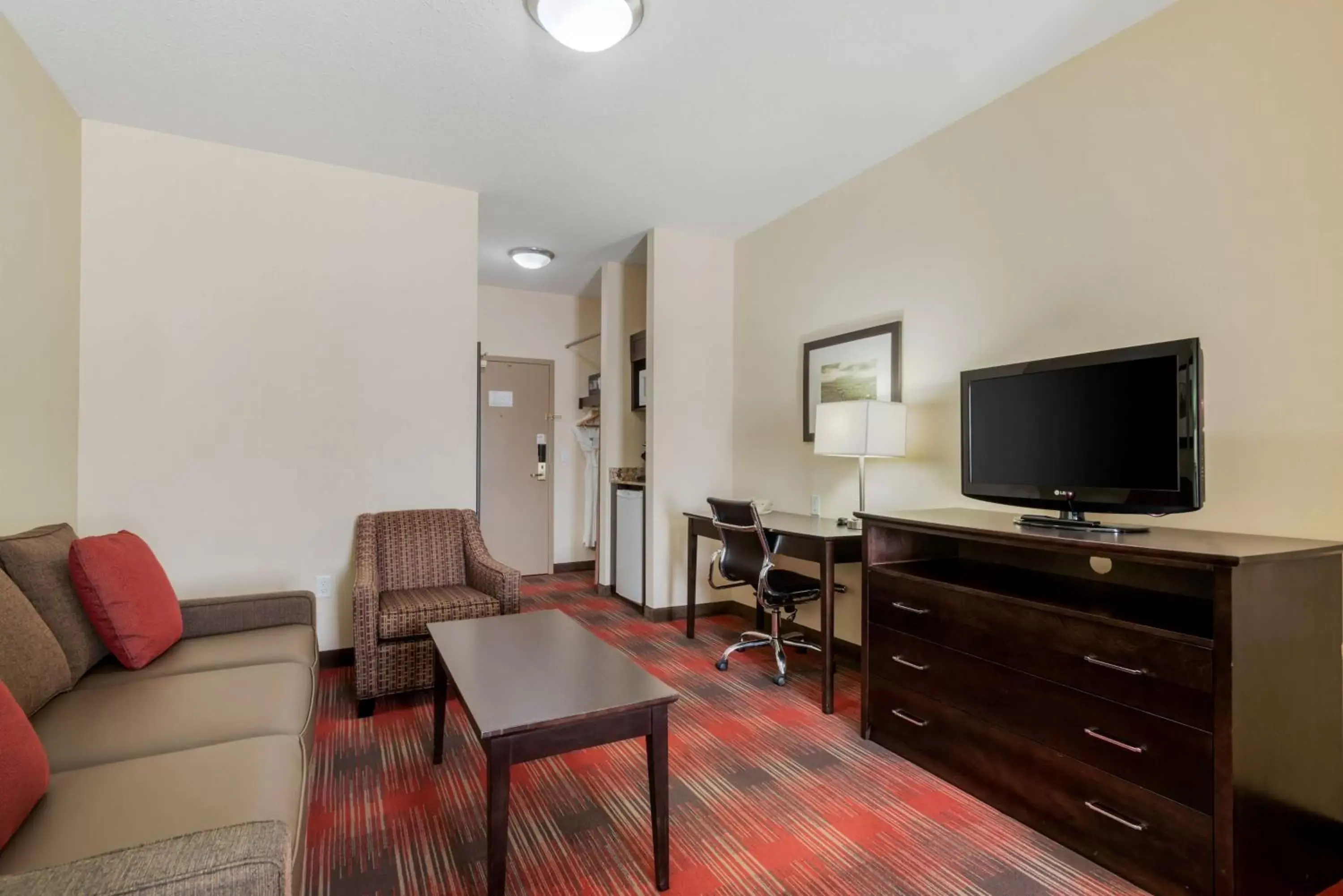 Bedroom, TV/Entertainment Center in Best Western Plus Red Deer Inn & Suite