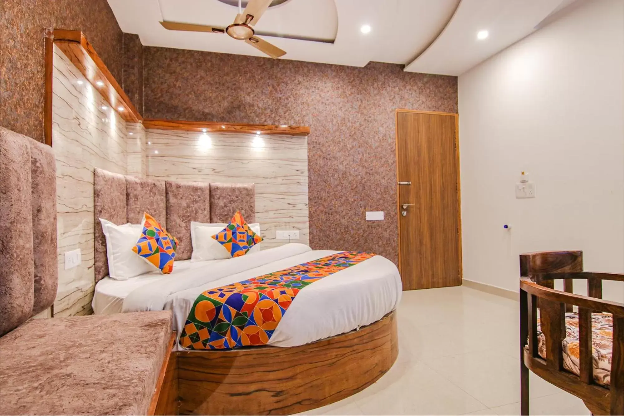 Living room, Bed in FabHotel Meridian Inn Living room, Bed in FabHotel Meridian Inn