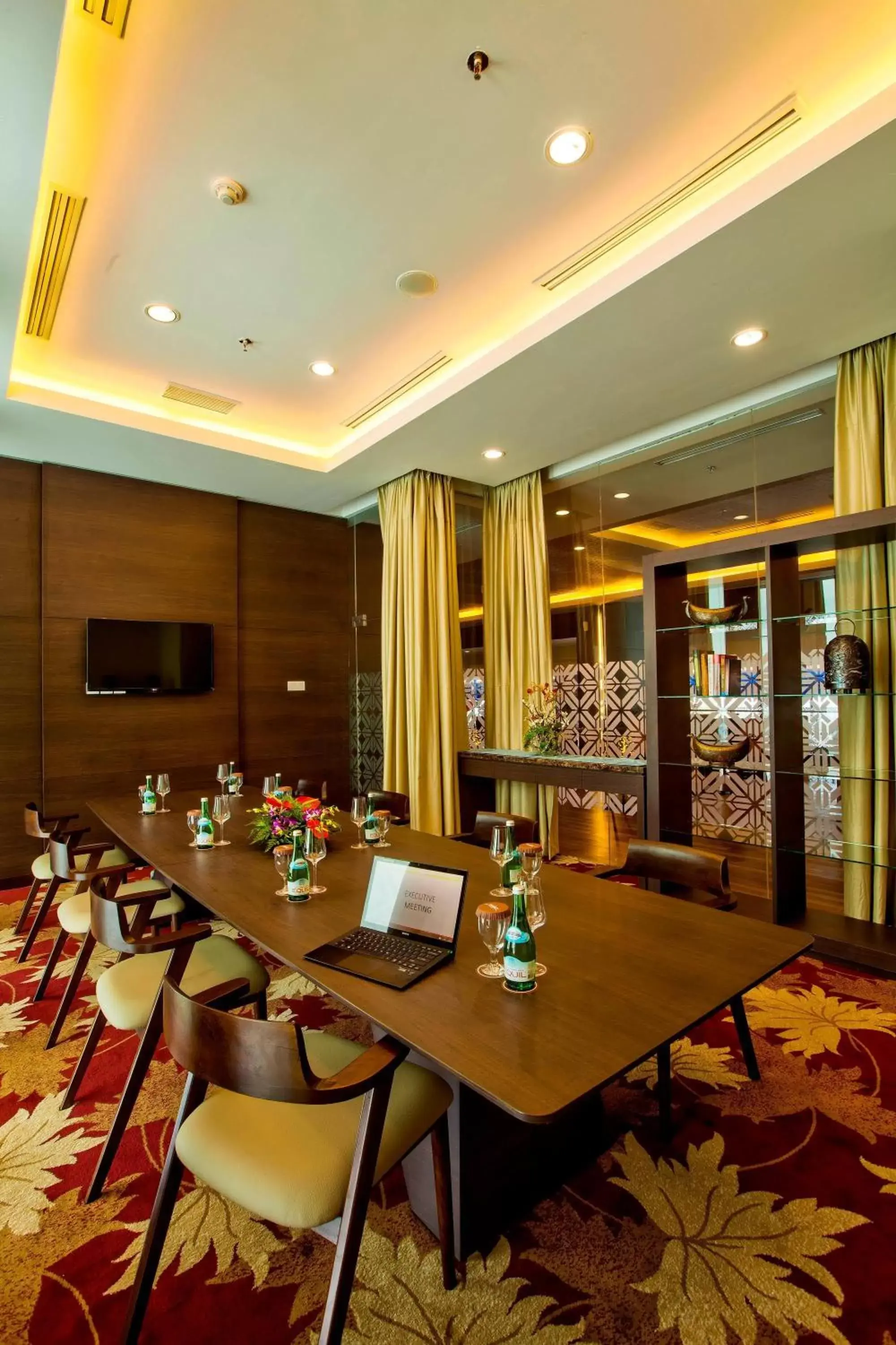 Meeting/conference room, Restaurant/Places to Eat in Hotel Horison Ultima Bekasi