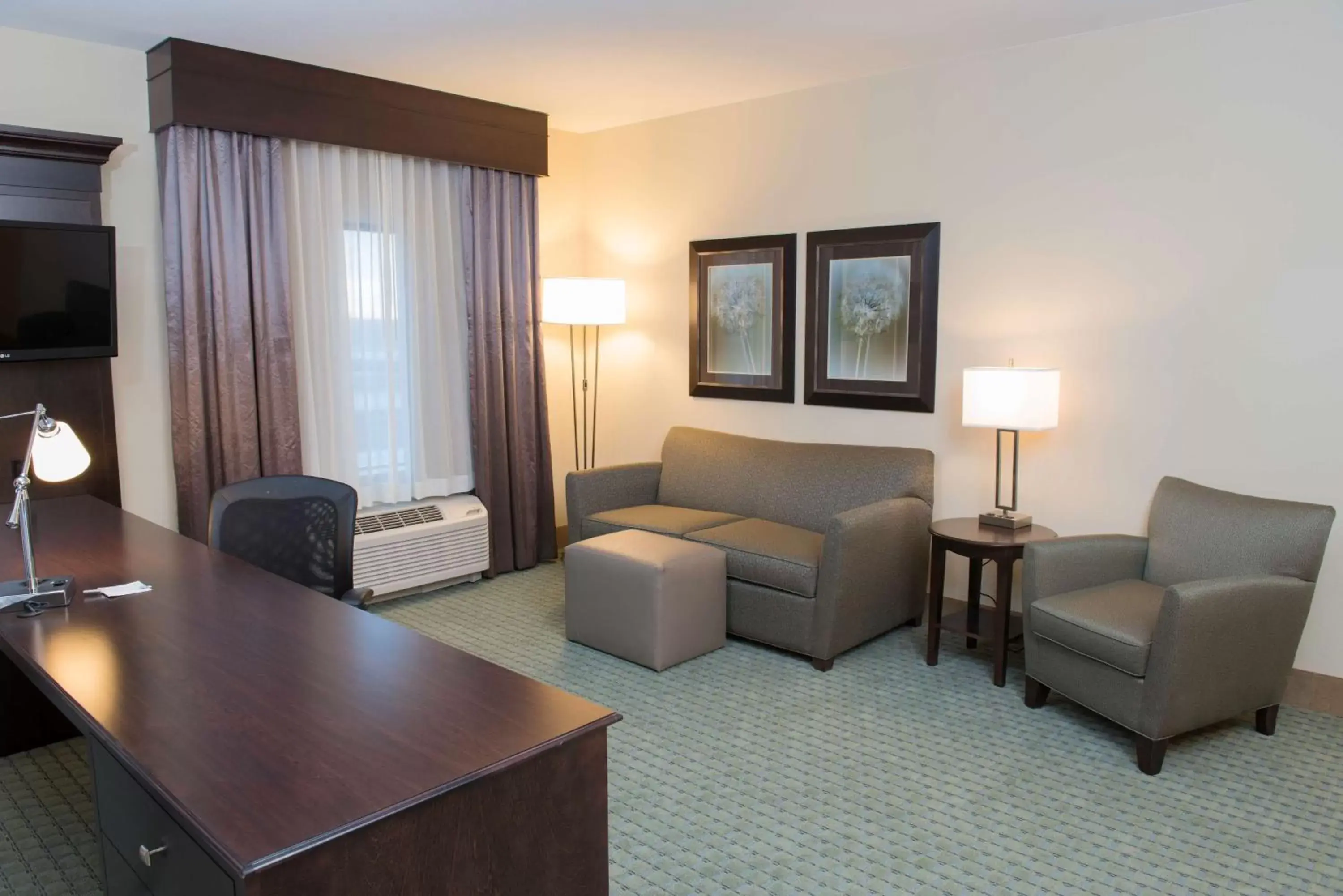 Living room, Seating Area in Hampton Inn & Suites Bismarck Northwest