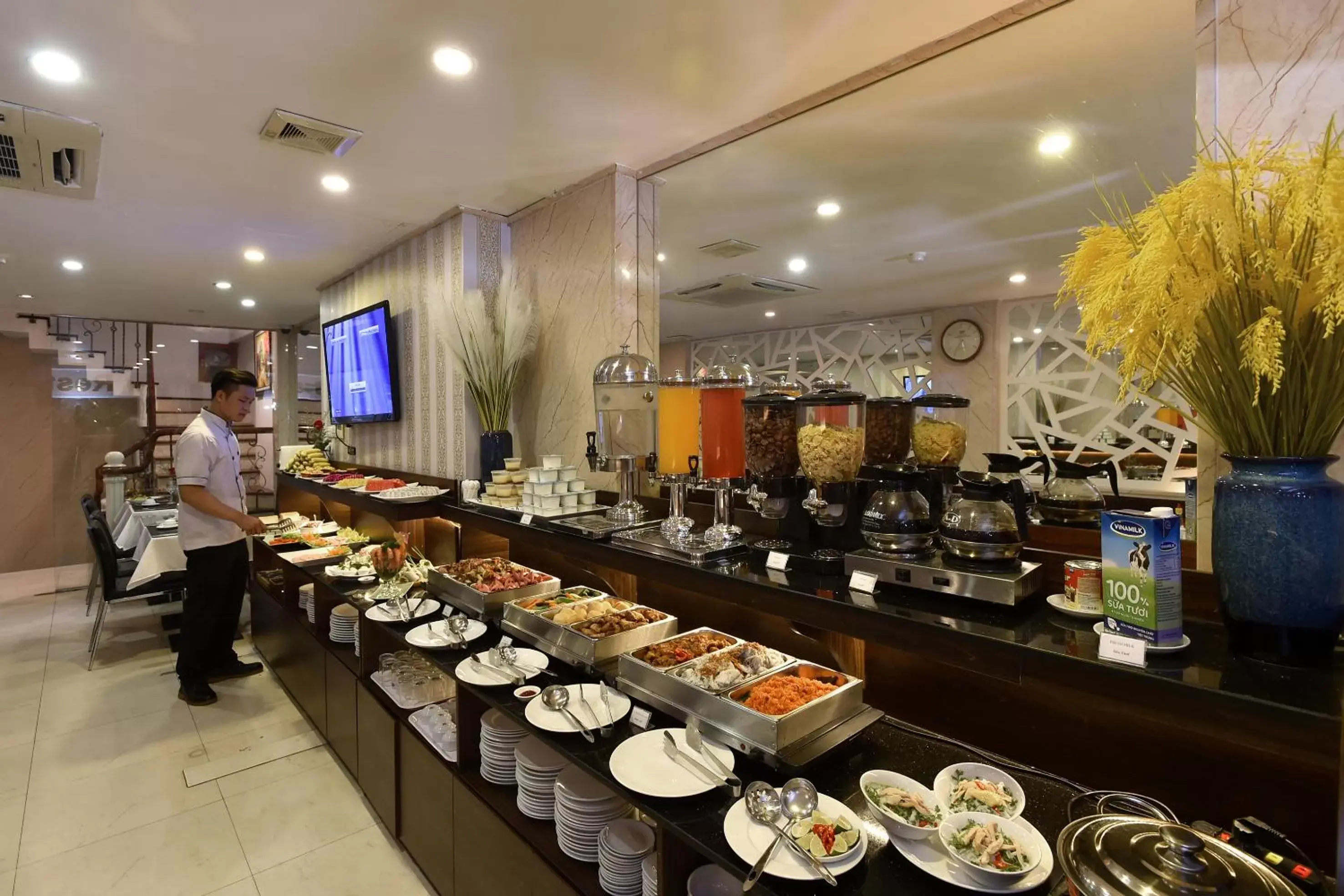 Restaurant/Places to Eat in Hanoi Eternity Hotel