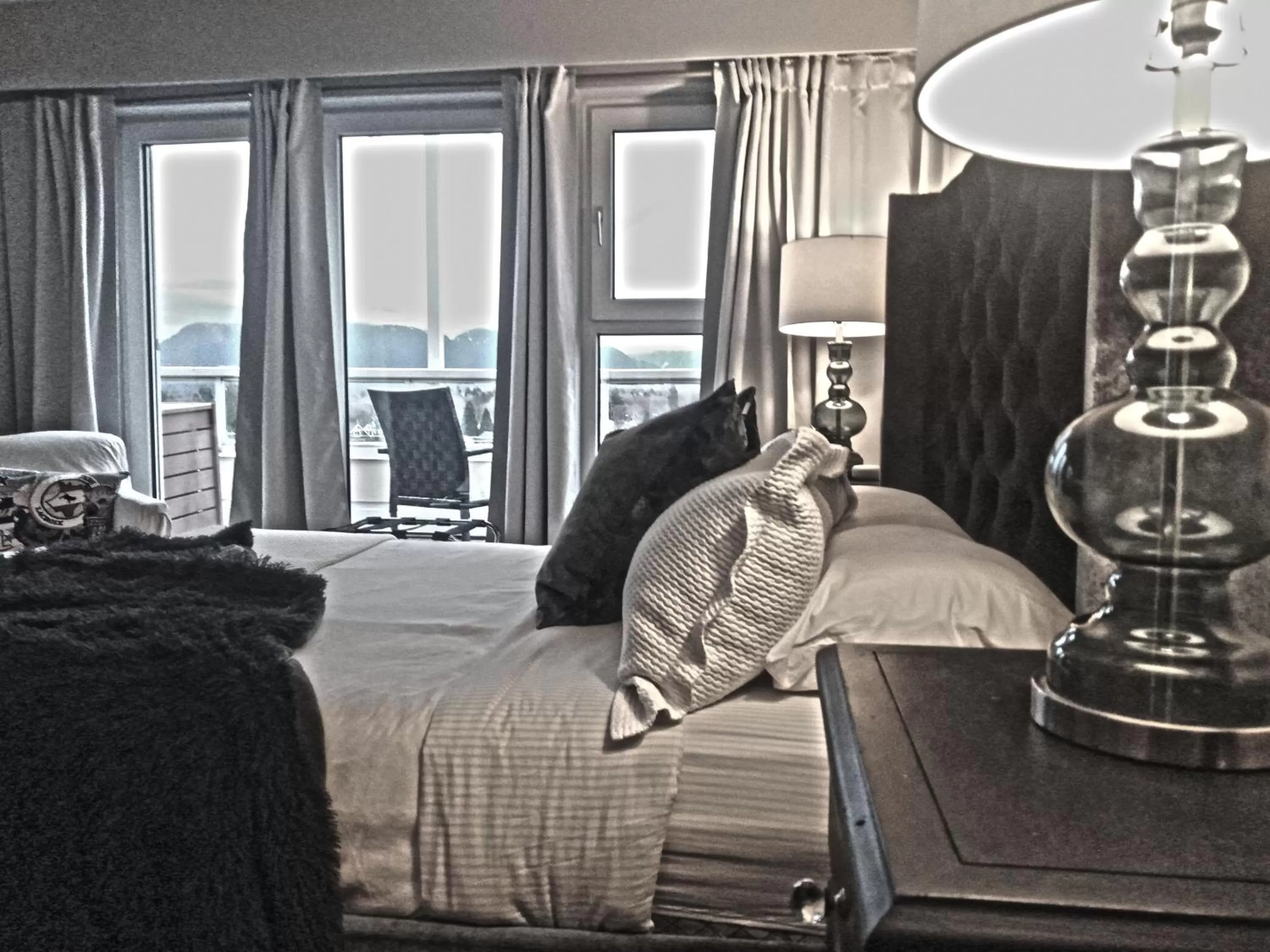 Bedroom, Seating Area in Suite Smart Vancouver