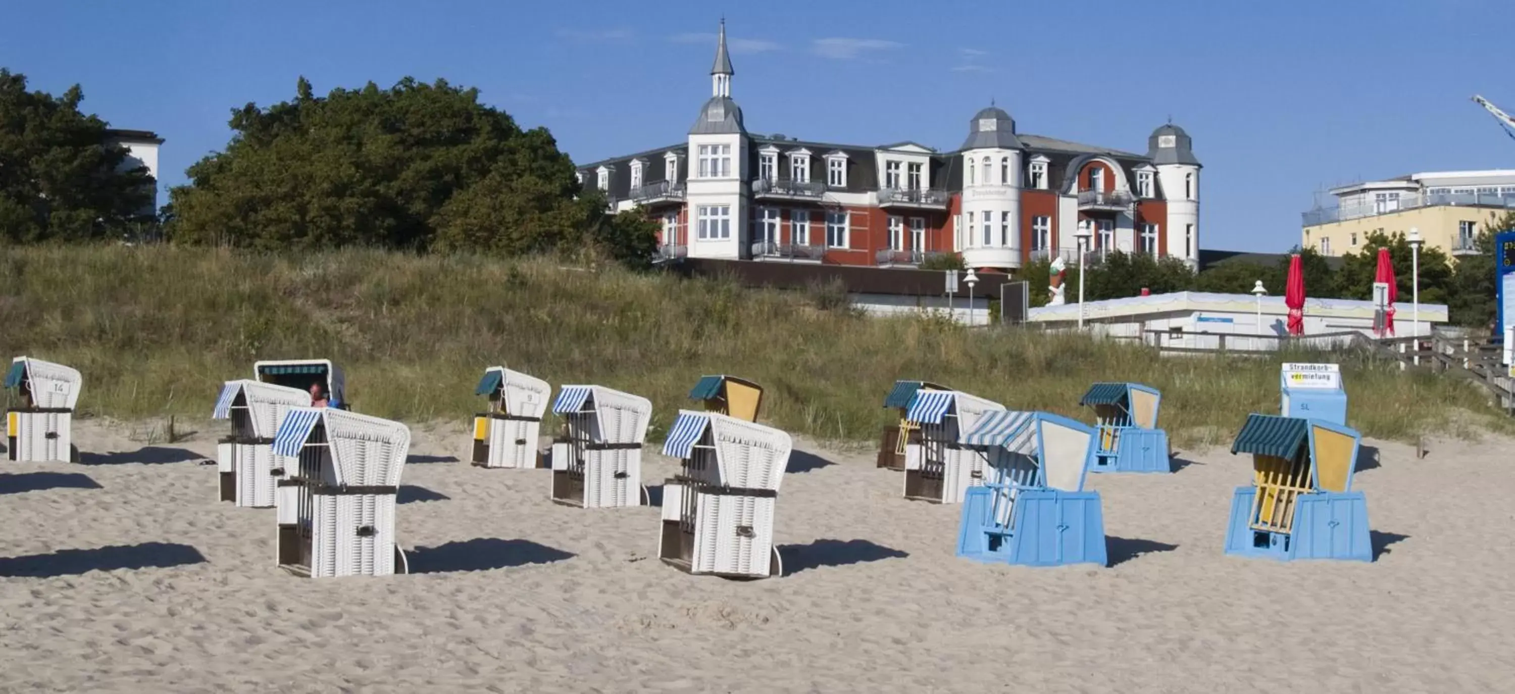 Facade/entrance, Beach in Strandhotel Preussenhof