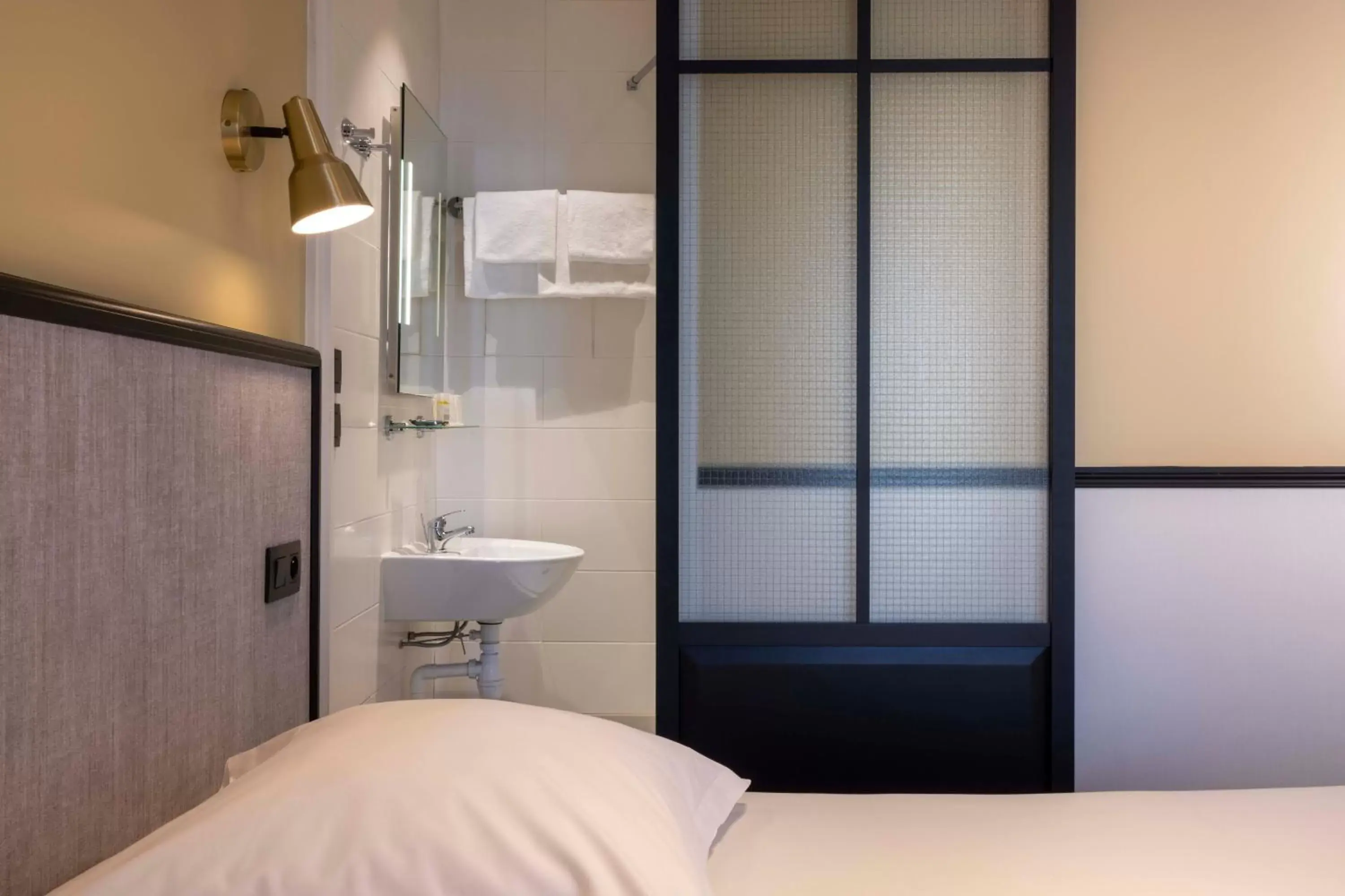 Bedroom, Bathroom in Hotel de l'Aqueduc