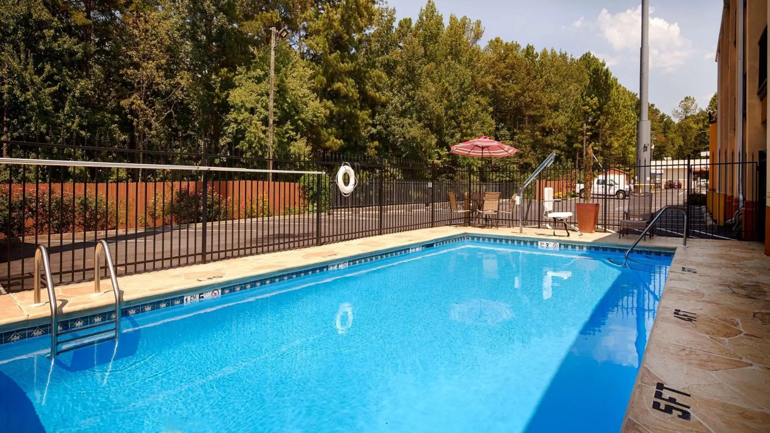 On site, Swimming Pool in Best Western Allatoona Inn & Suites