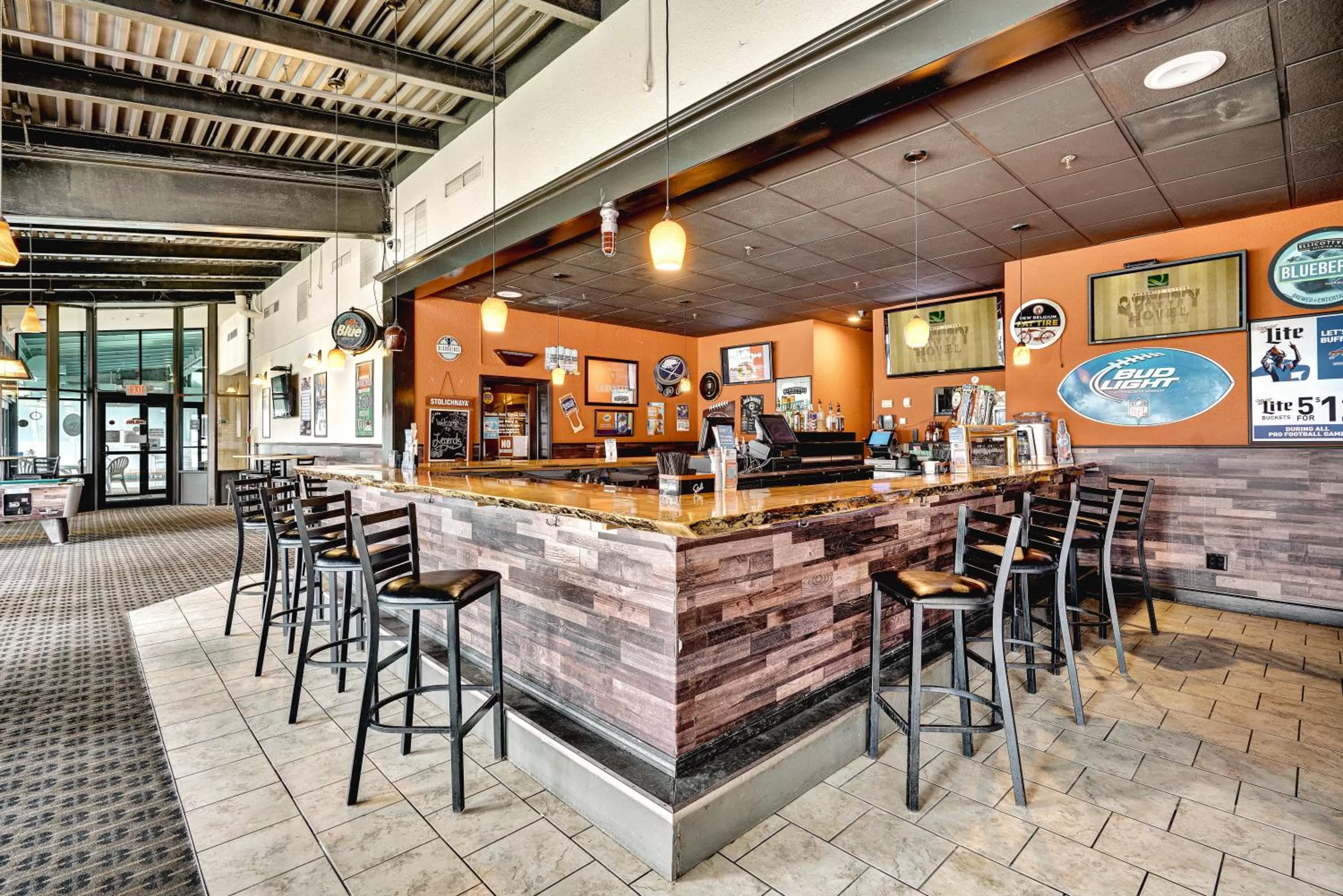 Lounge or bar in Quality Hotel & Suites At The Falls