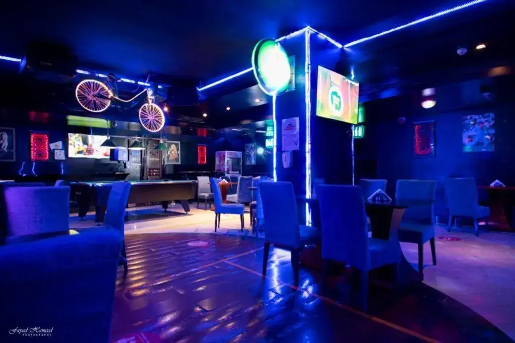Nightclub / DJ, Restaurant/Places to Eat in Manhattan Avenue Hotel